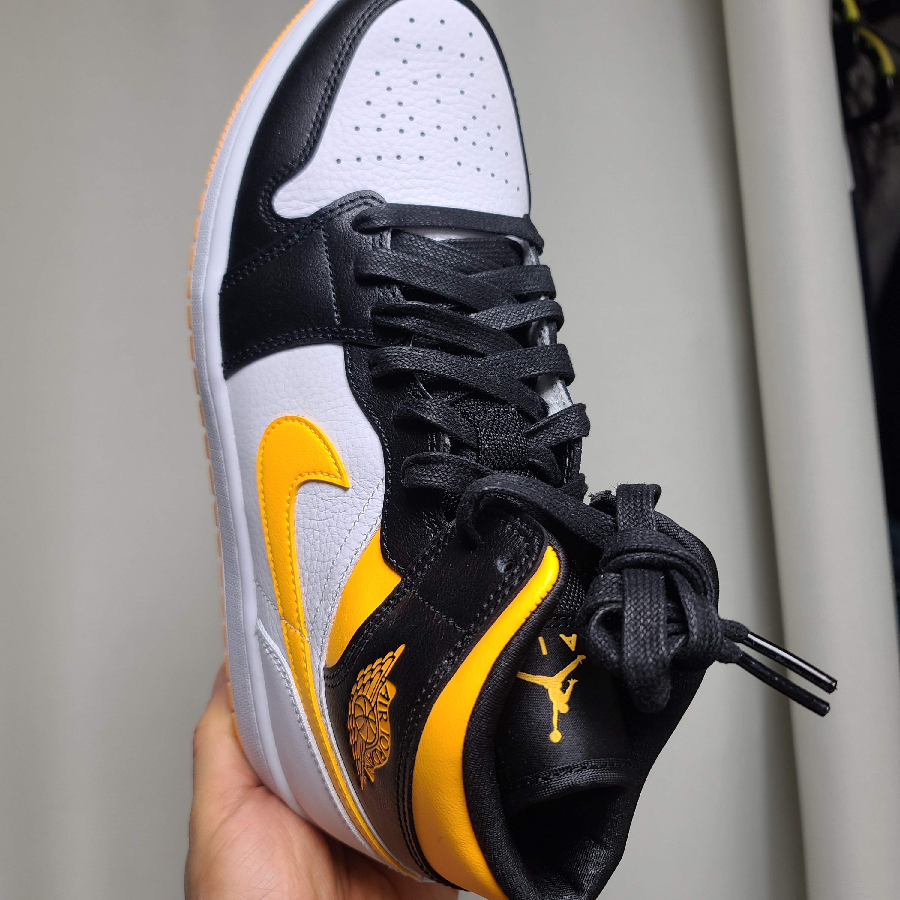 (W) Jordan 1 Mid SE Laser Orange 착용 스타일 - 4