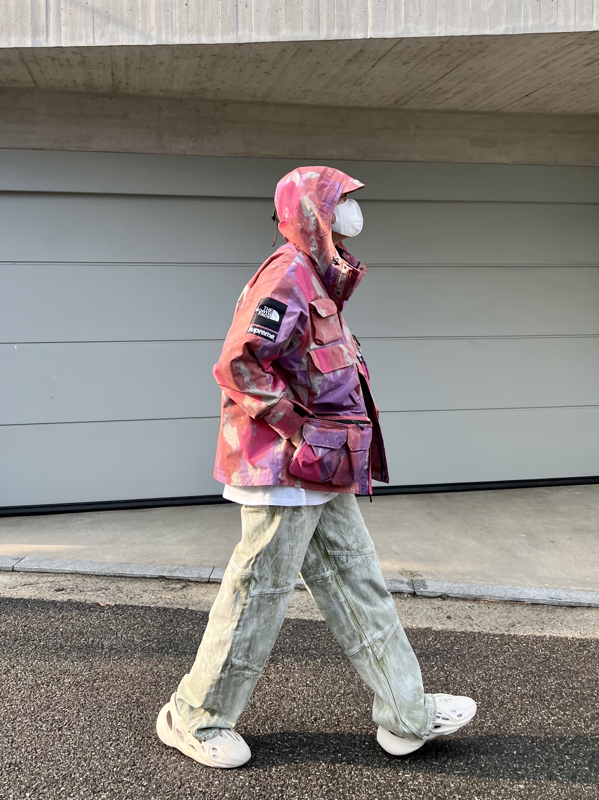 Supreme x The North Face Cargo Jacket Multi-Color - 20SS, Adidas Yeezy Foam RNNR Sand 착용 스타일 - 4