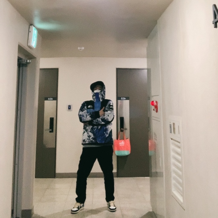 Supreme x The North Face Mountain Parka Blue White - 17FW, Jordan 1 x Travis Scott x Fragment Retro Low OG SP Military Blue 착용 스타일 - 2