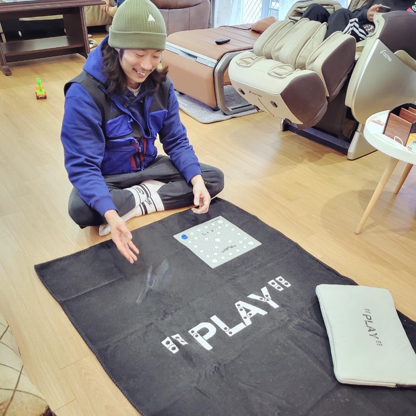 Off-White x Amore Pacific Play Kit, Nike ACG Vest Black Dark Beetroot - Asia 착용 스타일 - 2