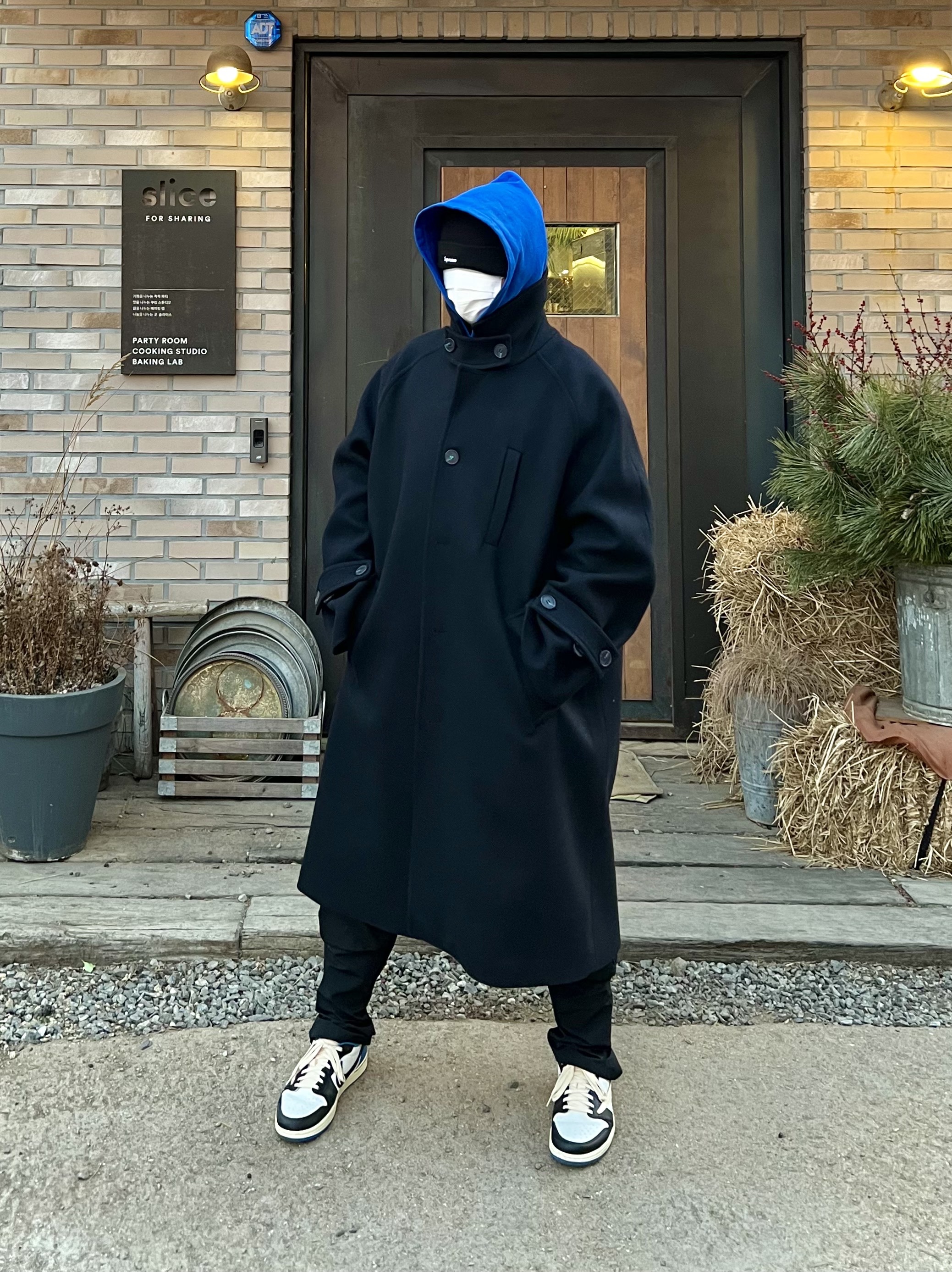 Jordan 1 x Travis Scott x Fragment Retro Low OG SP Military Blue, Supreme New Era Swarovski S Logo Beanie Black - 21SS 착용 스타일 - 2