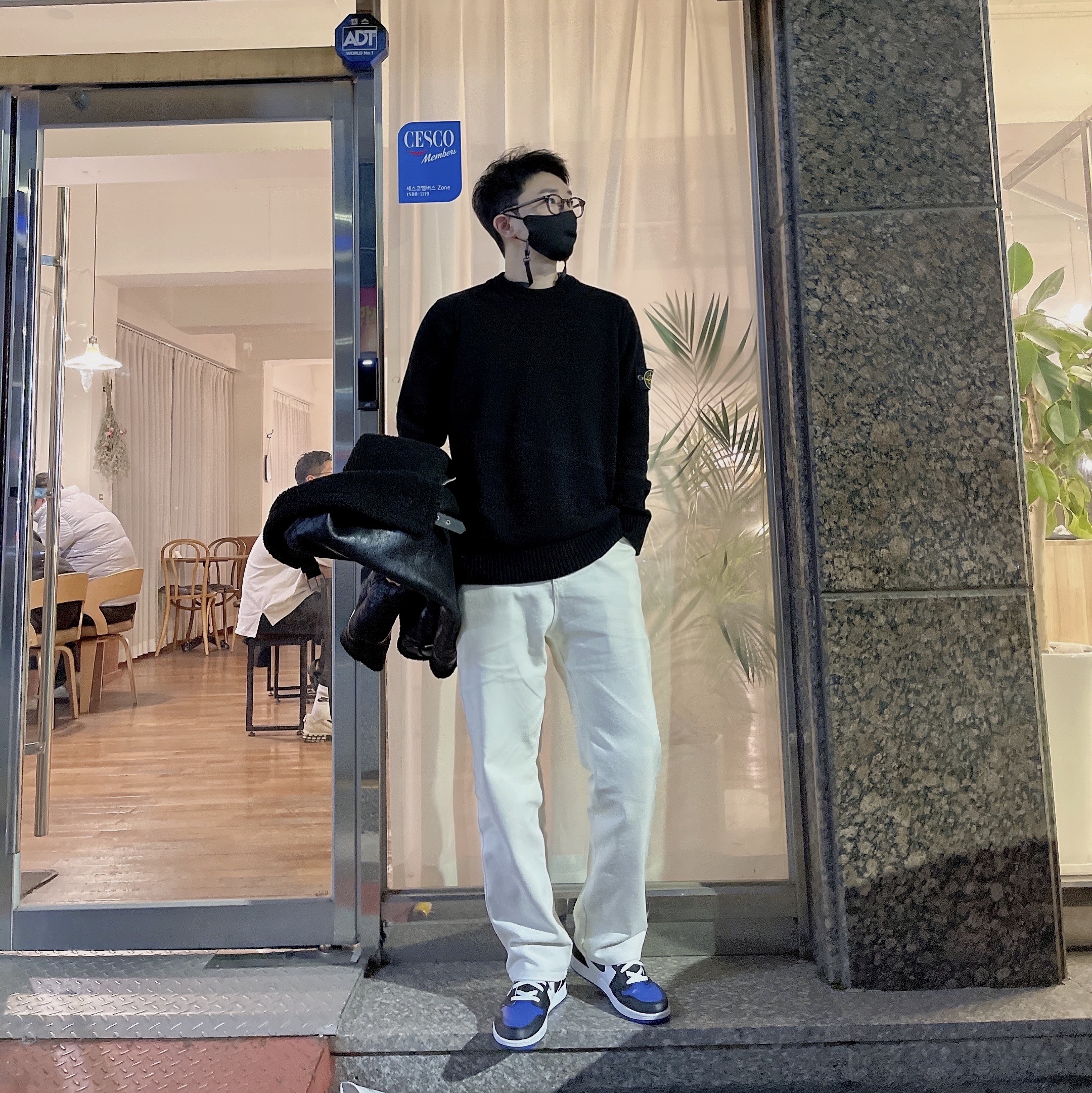 Jordan 1 Retro High OG Royal Toe, Stone Island 505A3 Lambswool Crewneck Knit Black - 21FW 착용 스타일