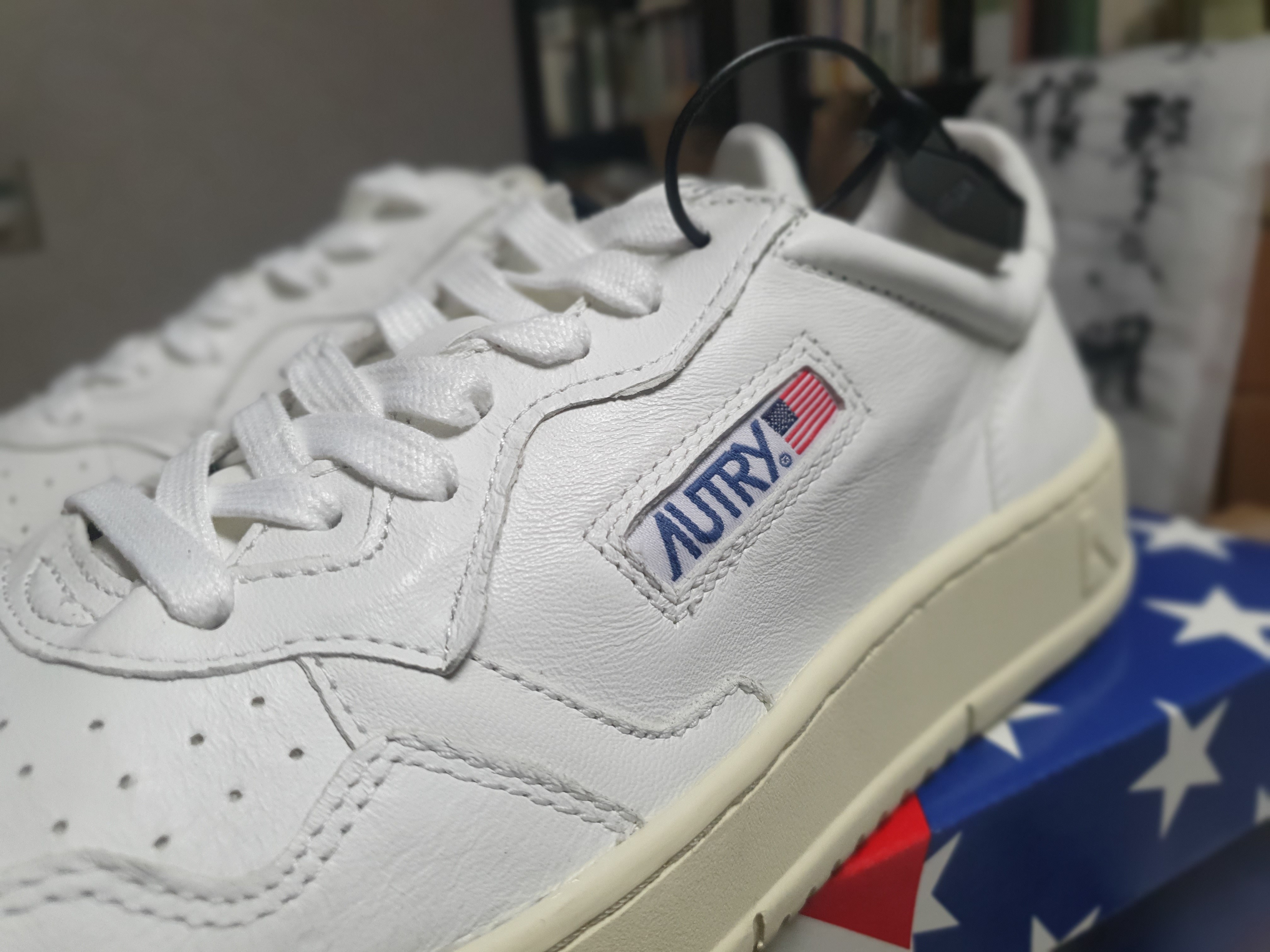 Autry Medalist Low Goatskin Sneakers White 착용 스타일 - 2