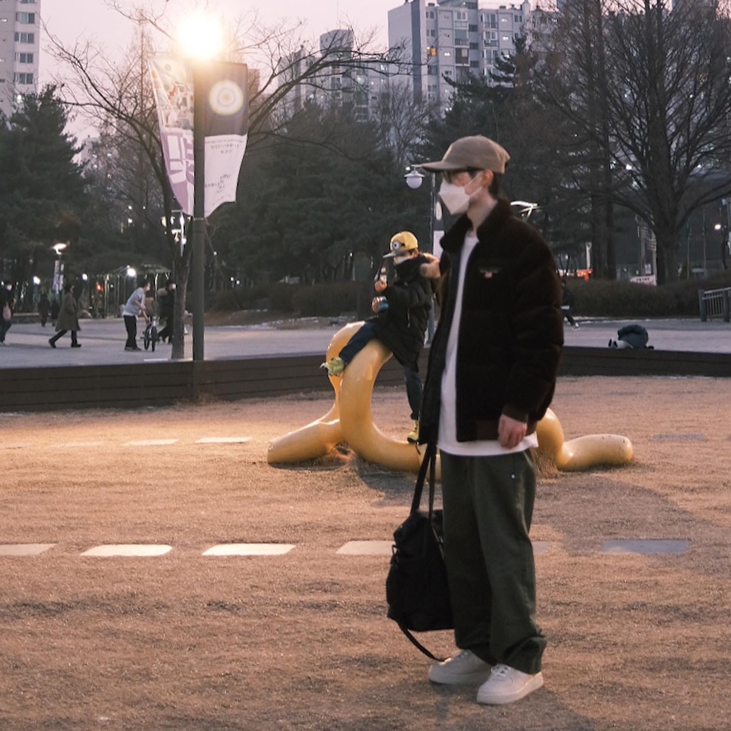 Nike x Stussy Air Force 1 Low Fossil 착용 스타일