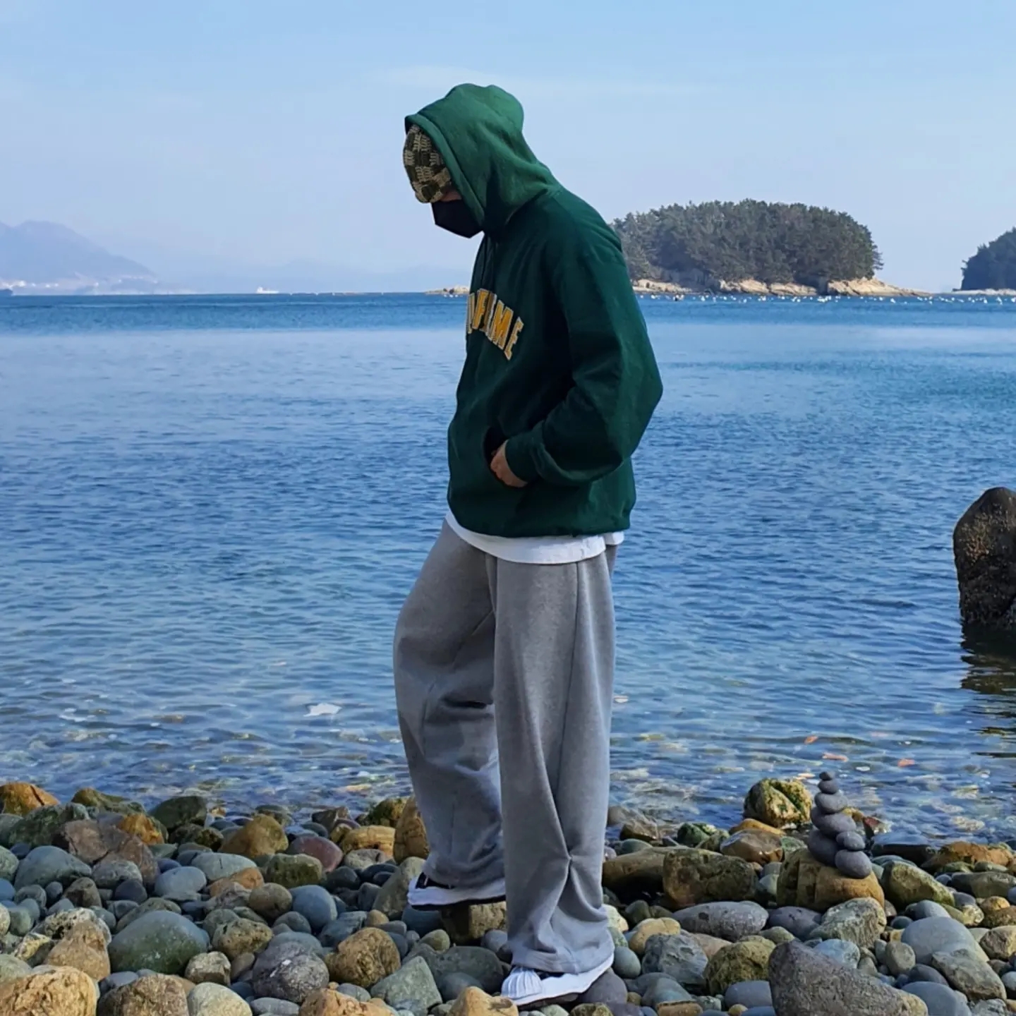 Stussy Crochet Checker Beanie Olive, Supreme Pearl Logo Hooded Sweatshirt Dark Green - 21FW 착용 스타일