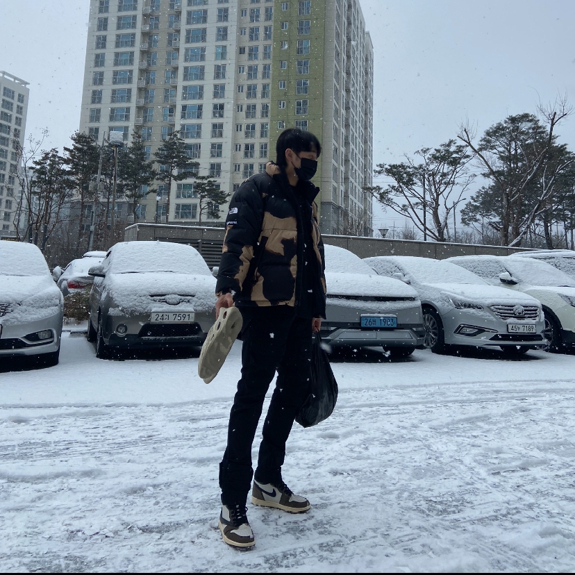 Supreme x The North Face Bleached Denim Print Nuptse Jacket Black - 21FW, Jordan 1 x Travis Scott Retro High OG SP Mocha 착용 스타일