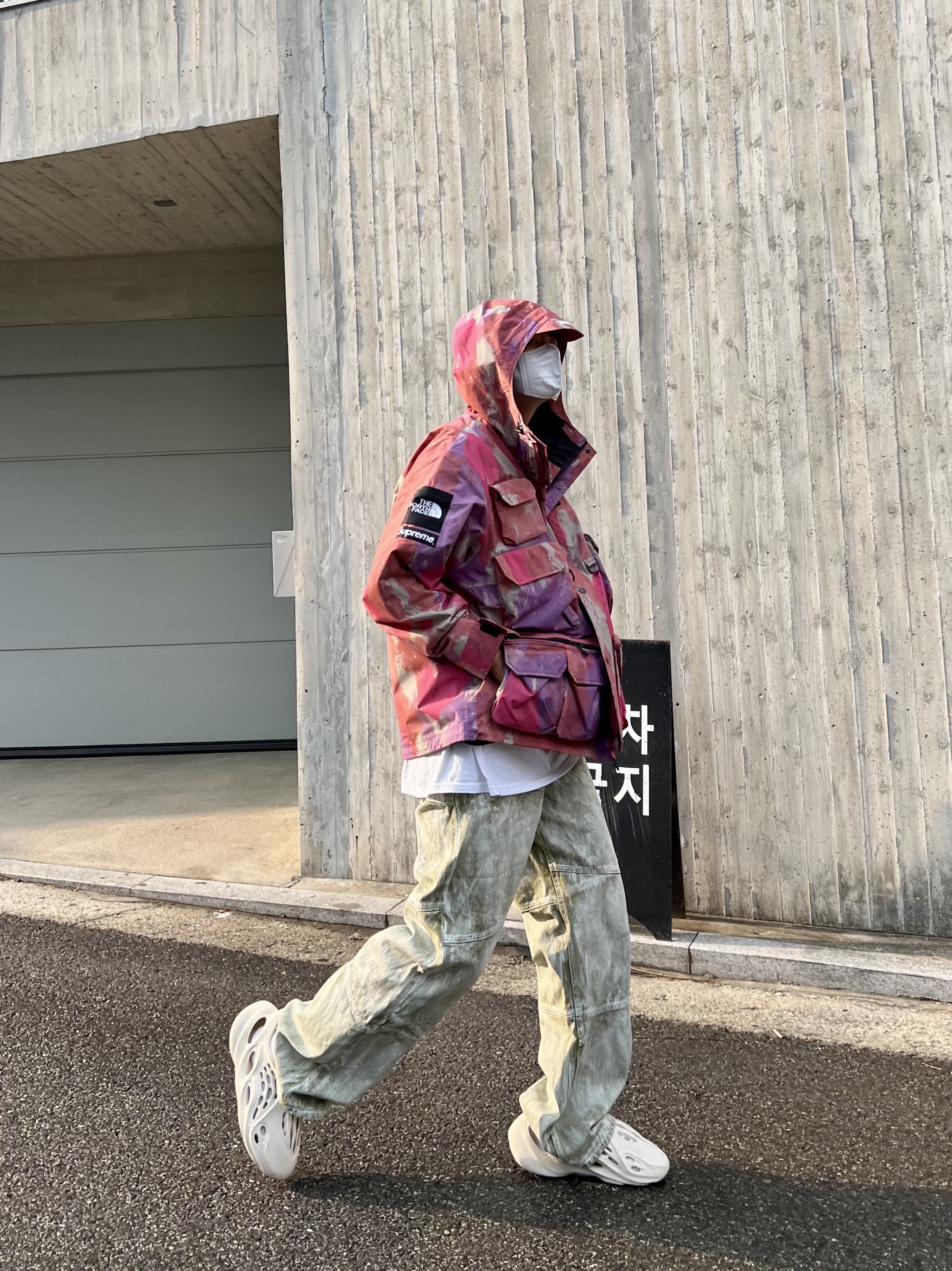 Supreme x The North Face Cargo Jacket Multi-Color - 20SS, Adidas Yeezy Foam RNNR Sand 착용 스타일 - 1