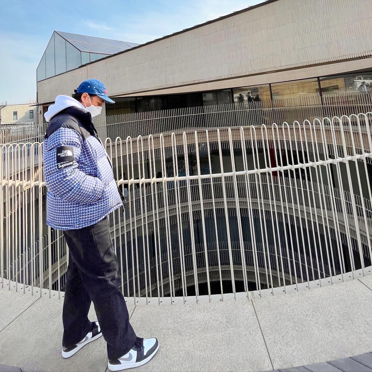 Supreme Washed Chino Twill Camp Cap Denim - 21SS, Supreme x The North Face Studded Nuptse Jacket Royal - 21SS 착용 스타일