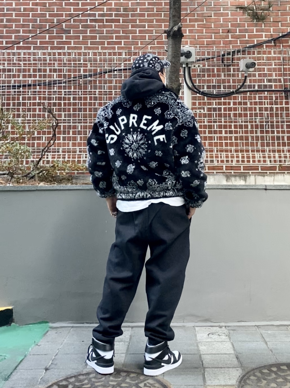 Supreme Bandana Camp Cap Black - 21SS, Supreme Bandana Faux Fur Bomber Jacket Black - 21SS 착용 스타일