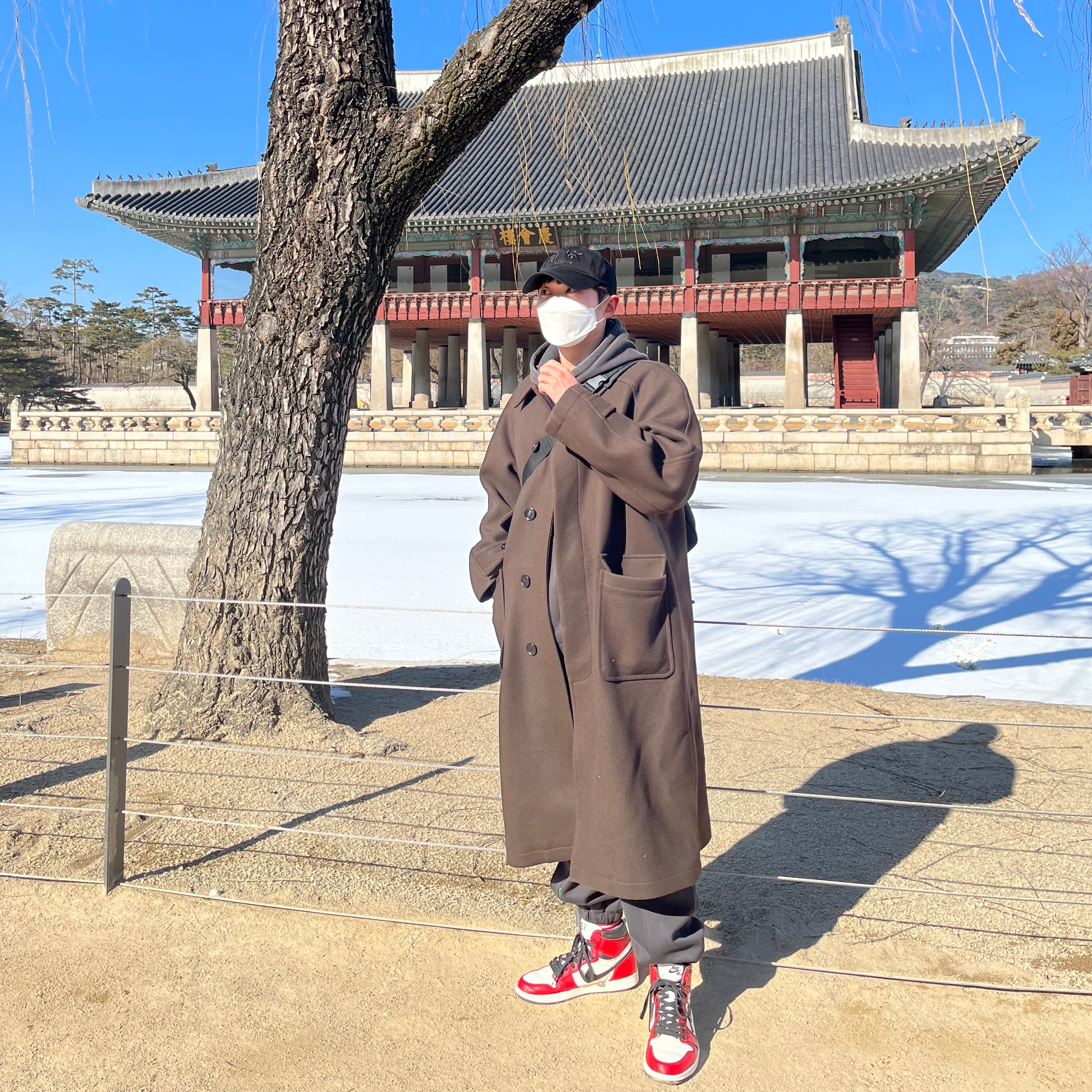 Jordan x Travis Scott MJ Fleece Hoodie - US/EU, Darkr8m Studio Black Logo Cap 착용 스타일