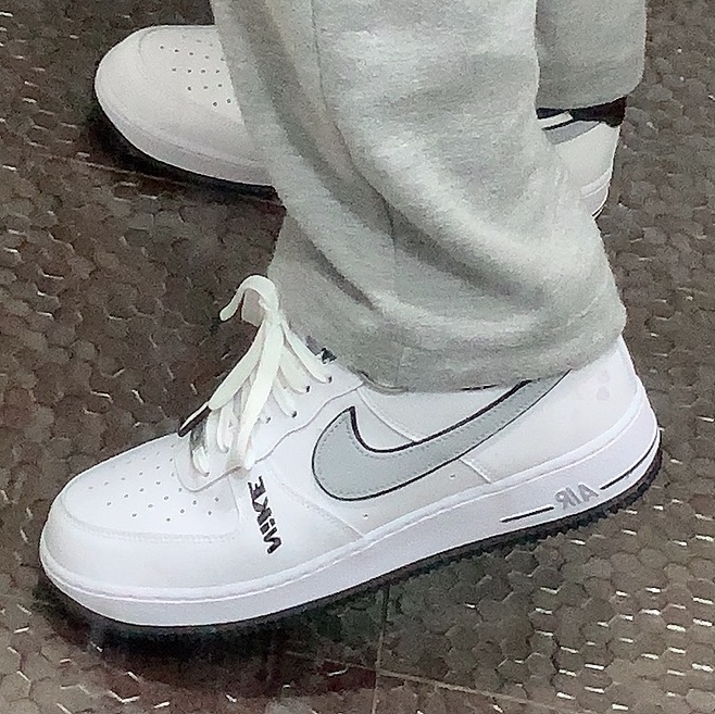 Nike Air Force 1 '07 LV8 White Black Wolf Grey 착용 스타일