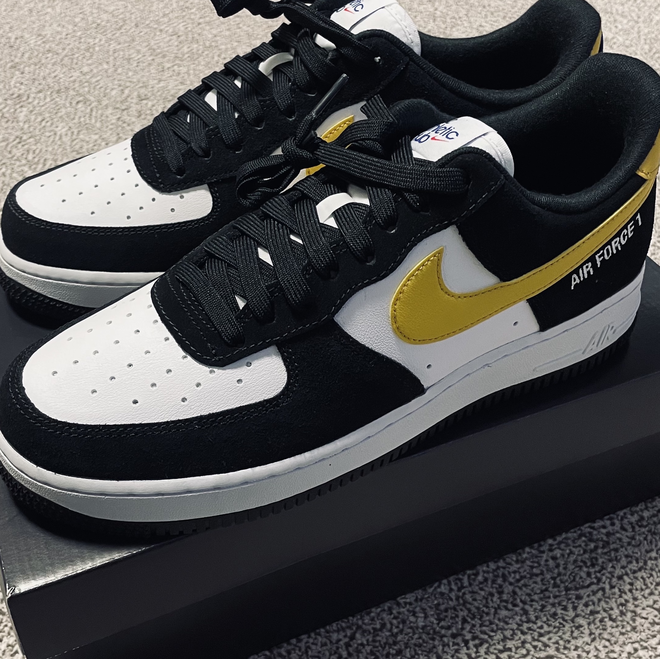 Nike Air Force 1 '07 LV8 Athletic Club Black Dark Sulfur 착용 스타일