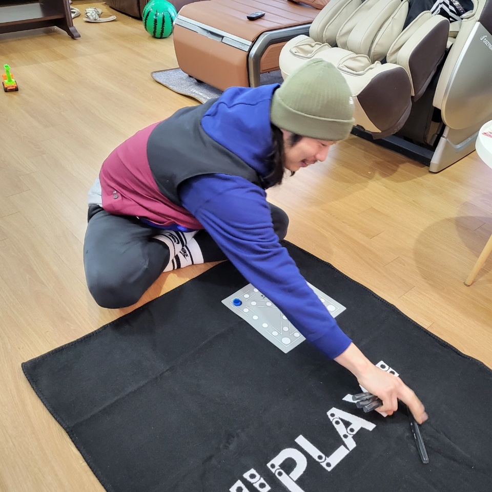 Off-White x Amore Pacific Play Kit, Nike ACG Vest Black Dark Beetroot - Asia 착용 스타일 - 3