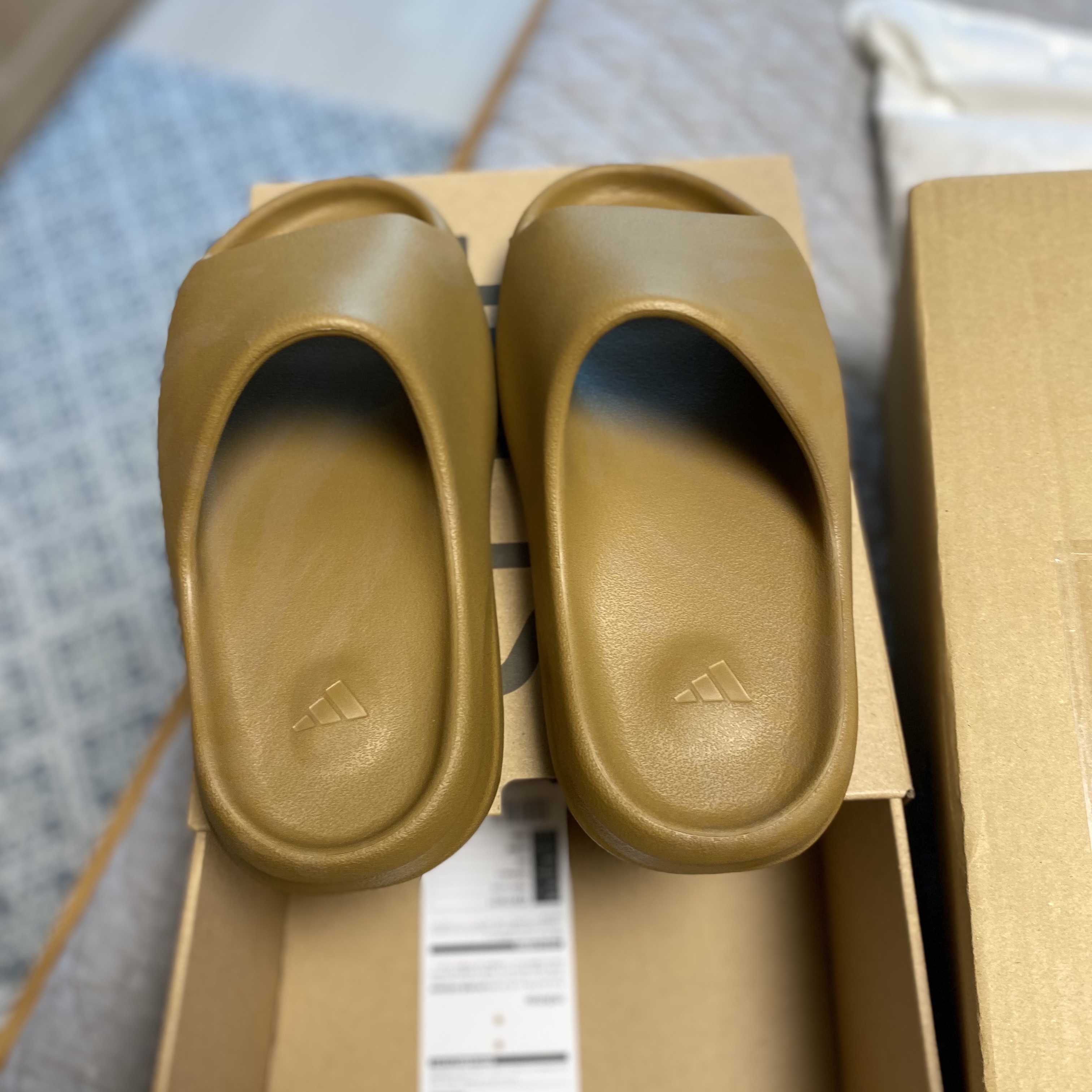 Adidas Yeezy Slide Ochre 착용 스타일 - 3