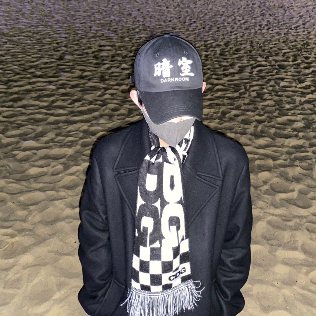 Darkr8m Studio White Logo Cap 착용 스타일