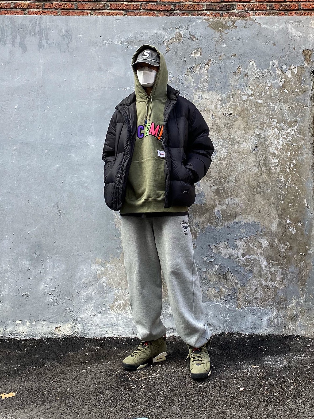 Supreme Pigment Print S Logo 6-Panel Black - 20SS, Supreme x WTAPS Sic'em! Hooded Sweatshirt Light Olive - 21FW 착용 스타일 - 2