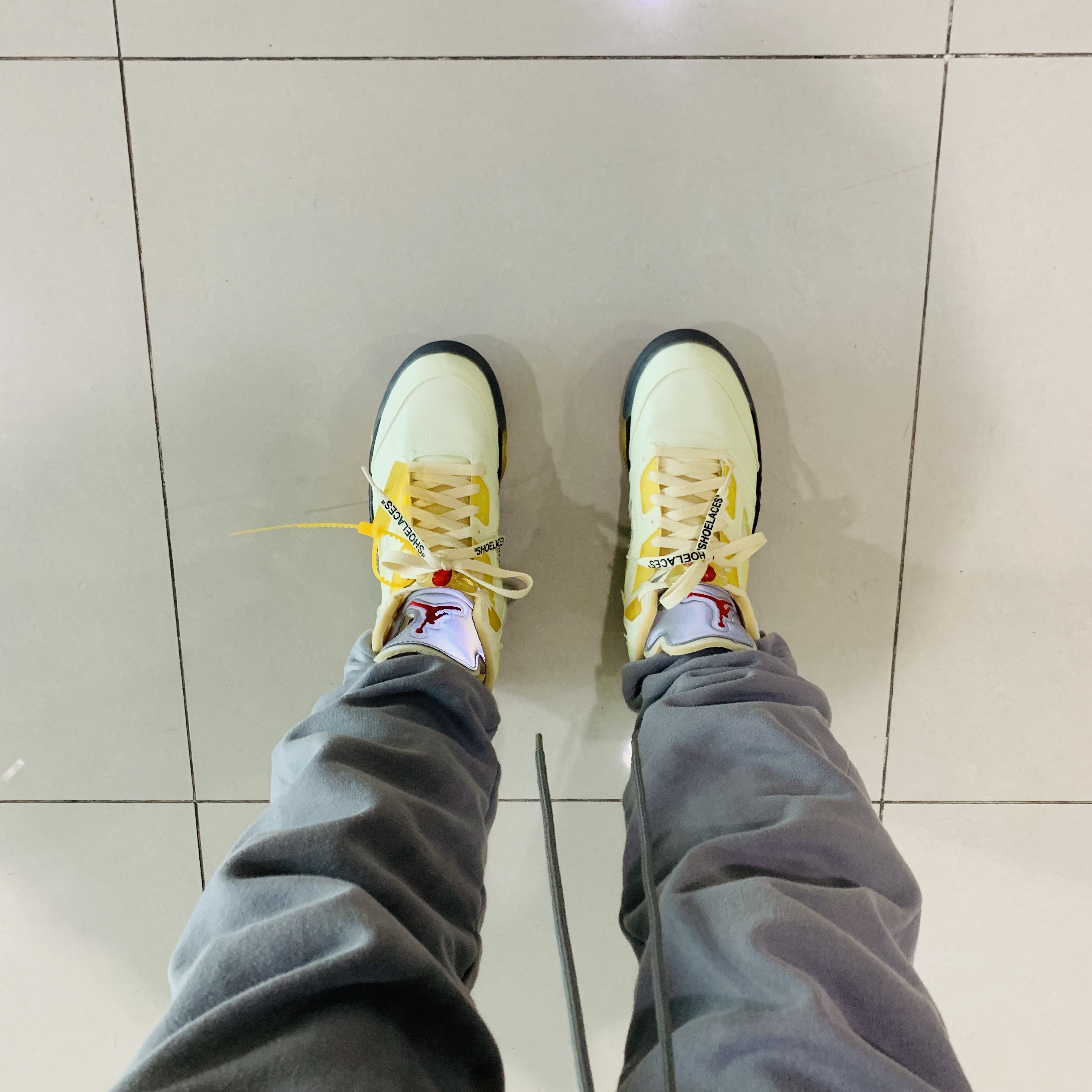 Jordan 5 x Off-White Retro SP Sail Fire Red 착용 스타일 - 2