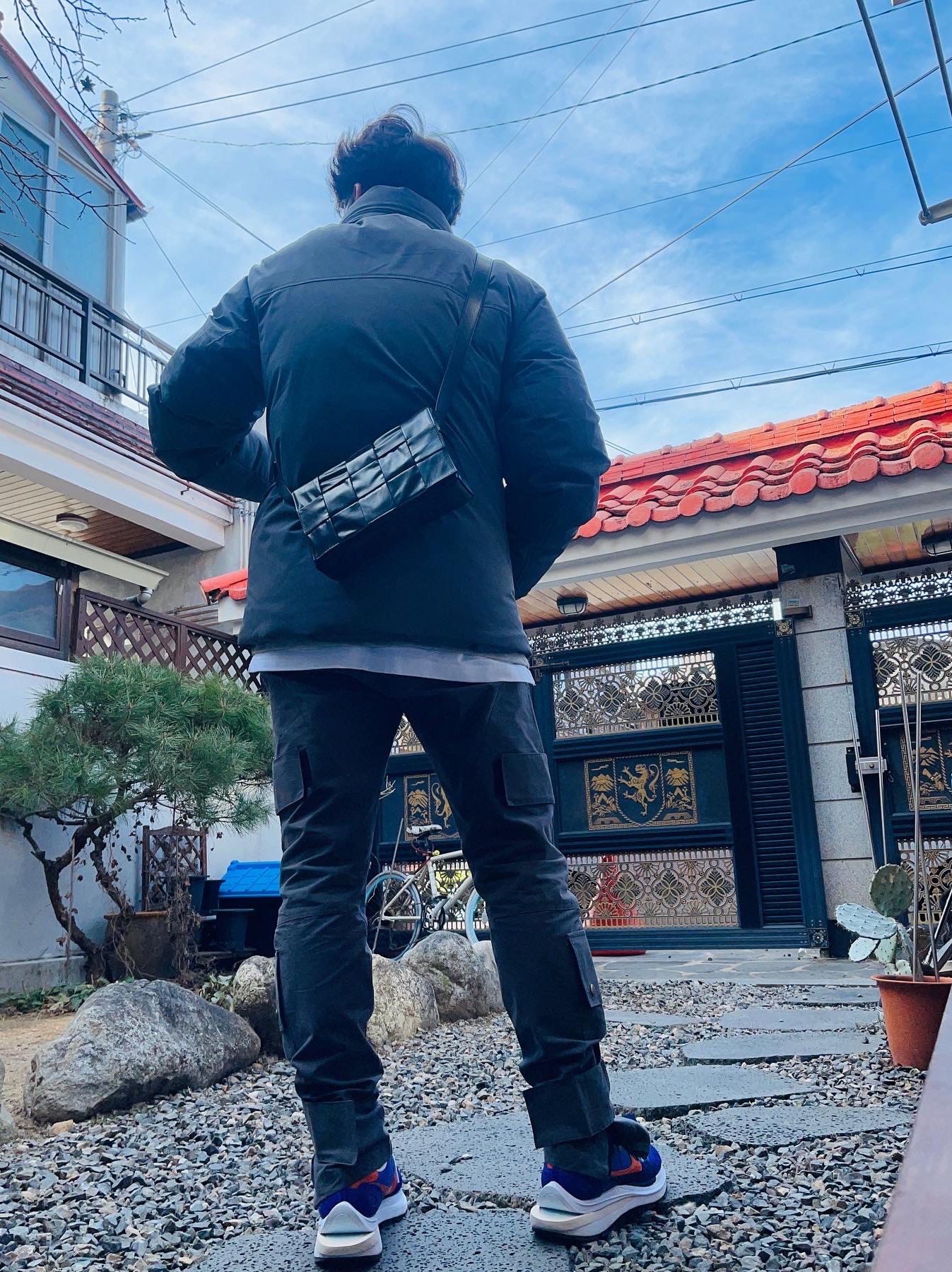 Nike x Sacai VaporWaffle Dark Iris, Bottega Veneta Leather Cassette Black 착용 스타일 - 2