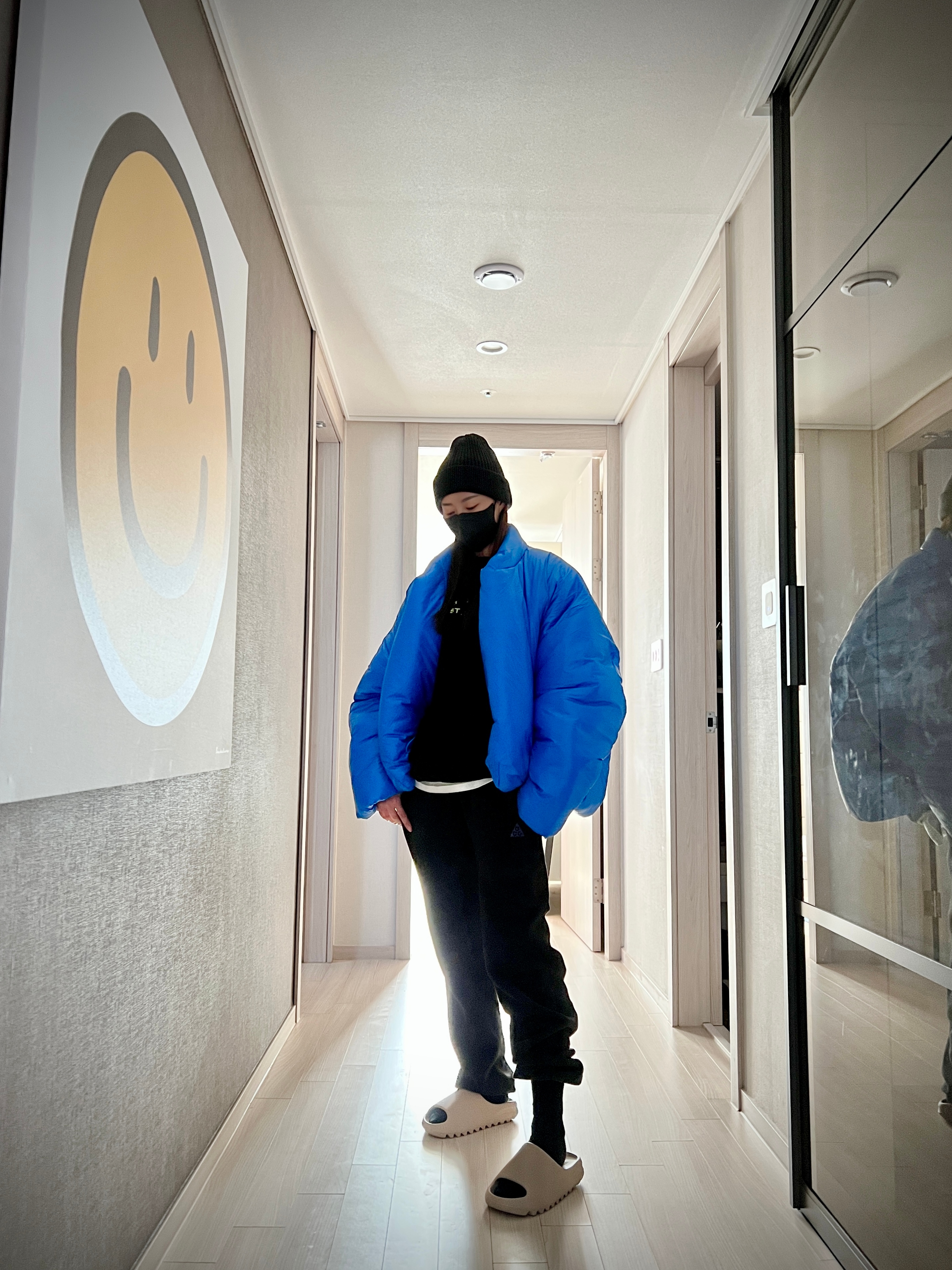 Yeezy Gap Round Jacket Blue, Adidas Yeezy Slide Pure 착용 스타일 - 1
