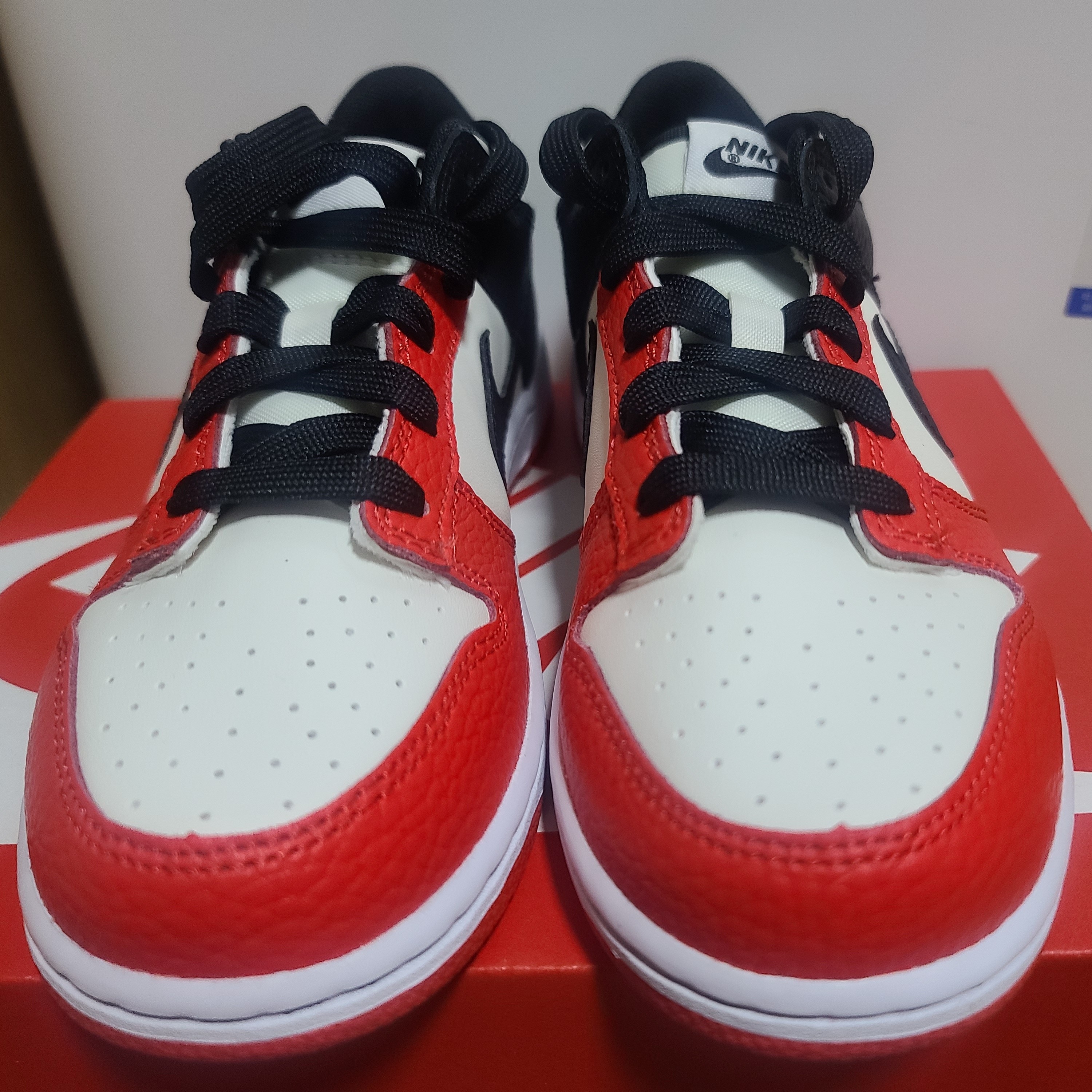 (PS) Nike x NBA Dunk Low Black and Chile Red 착용 스타일 - 2