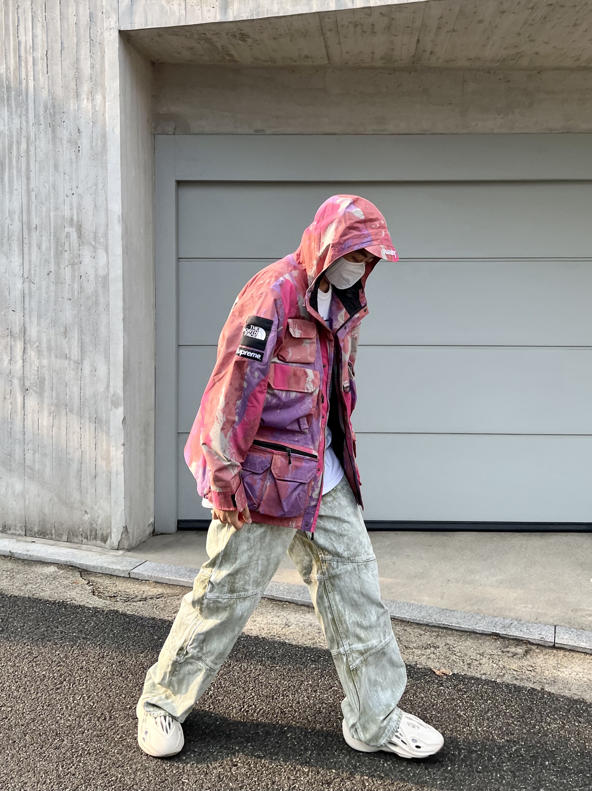 Supreme x The North Face Cargo Jacket Multi-Color - 20SS, Adidas Yeezy Foam RNNR Sand 착용 스타일 - 5