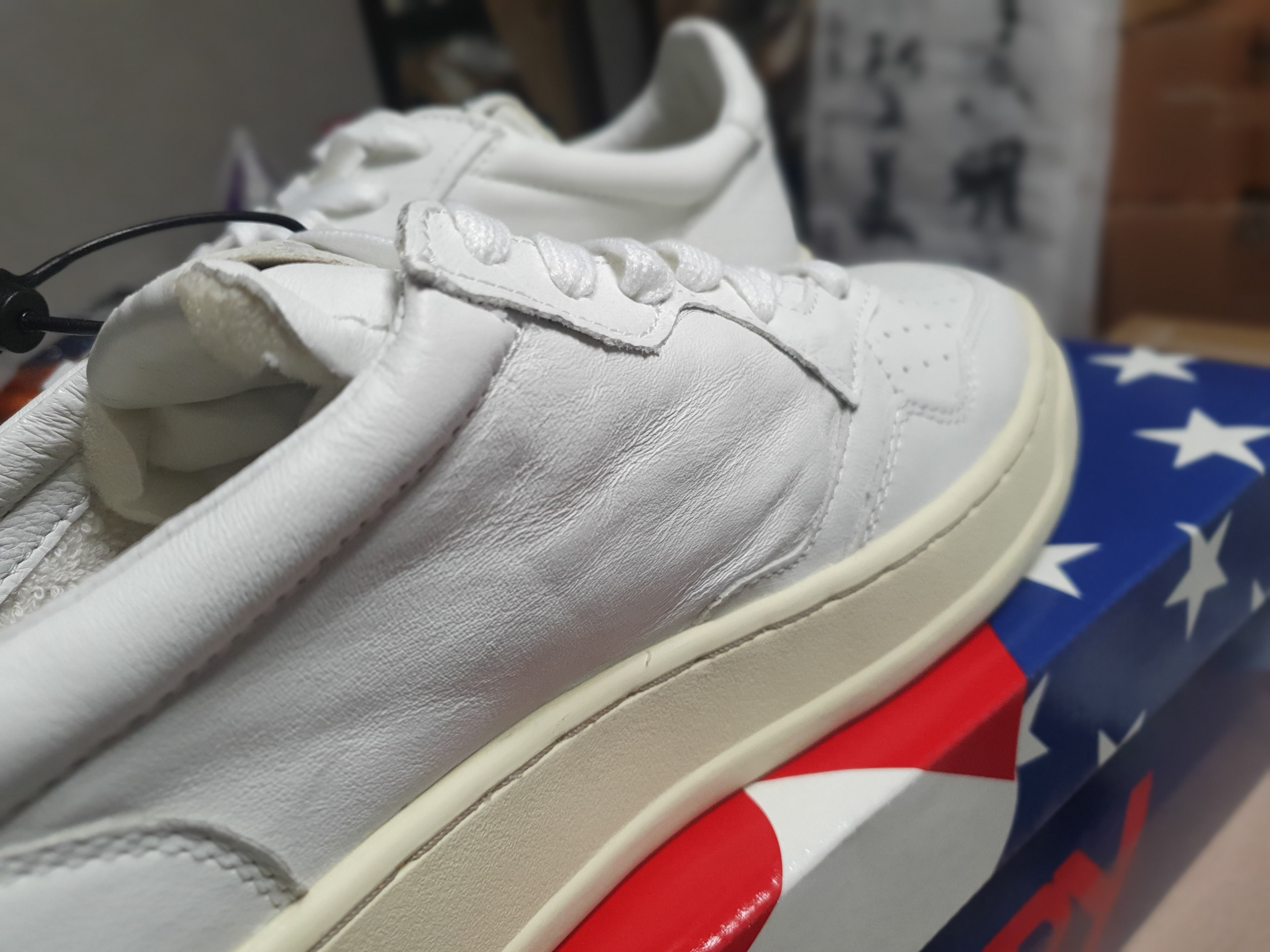 Autry Medalist Low Goatskin Sneakers White 착용 스타일 - 3