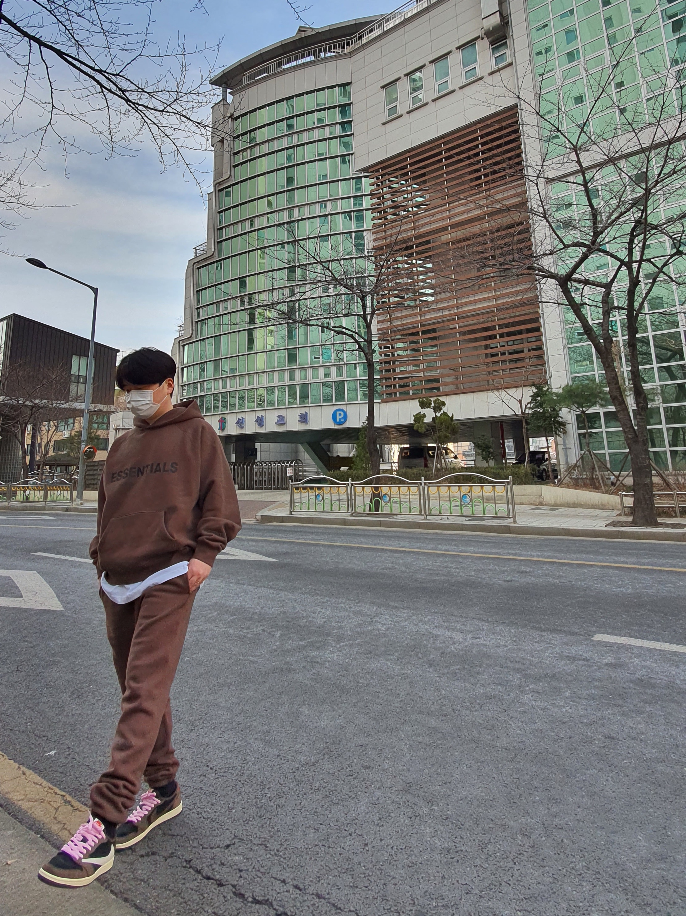Essentials Logo Hoodie Brown/Rain Drum - Ssense Exclusive, Essentials Fleece Lounge Pants Brown/Rain Drum - Ssense Exclusive 착용 스타일