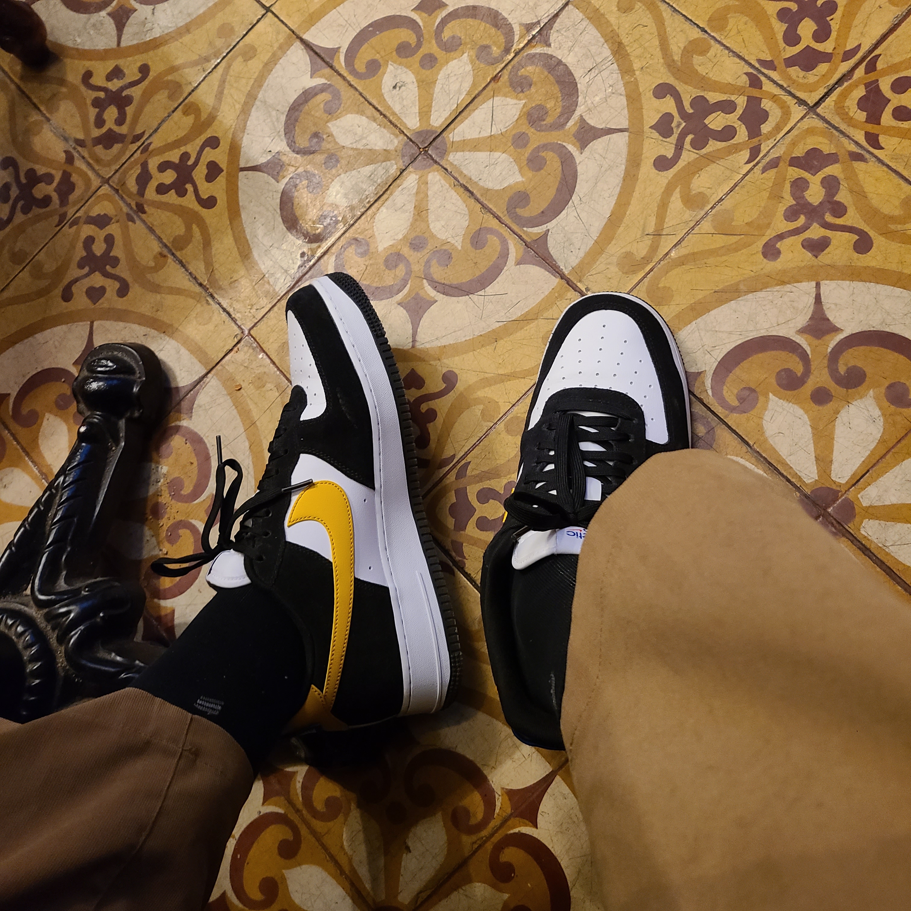 Nike Air Force 1 '07 LV8 Athletic Club Black Dark Sulfur 착용 스타일