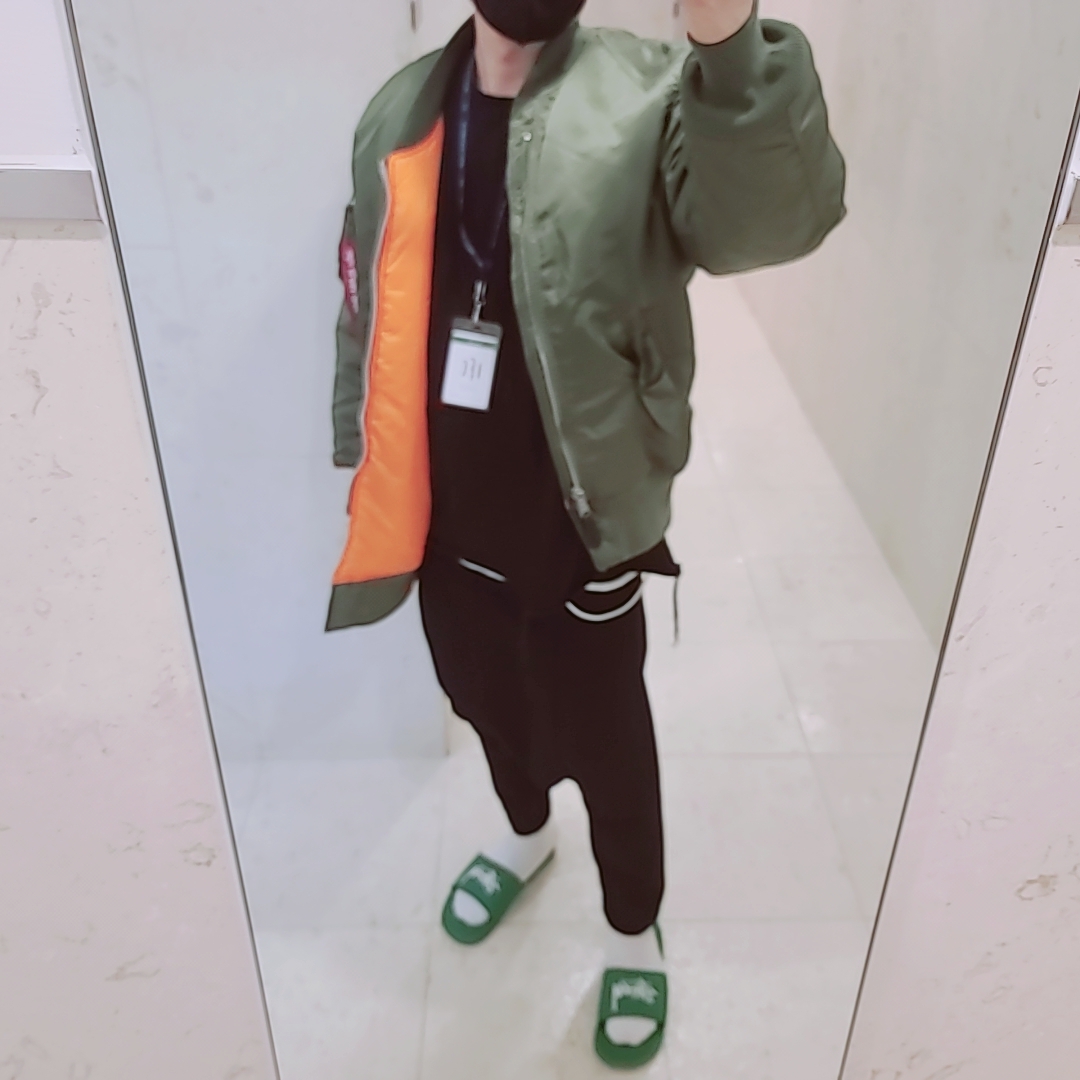CDG x Alpha Industries Bias MA-1 Jacket Olive, Nike x Stussy Benassi Slide Pine Green 착용 스타일 - 3