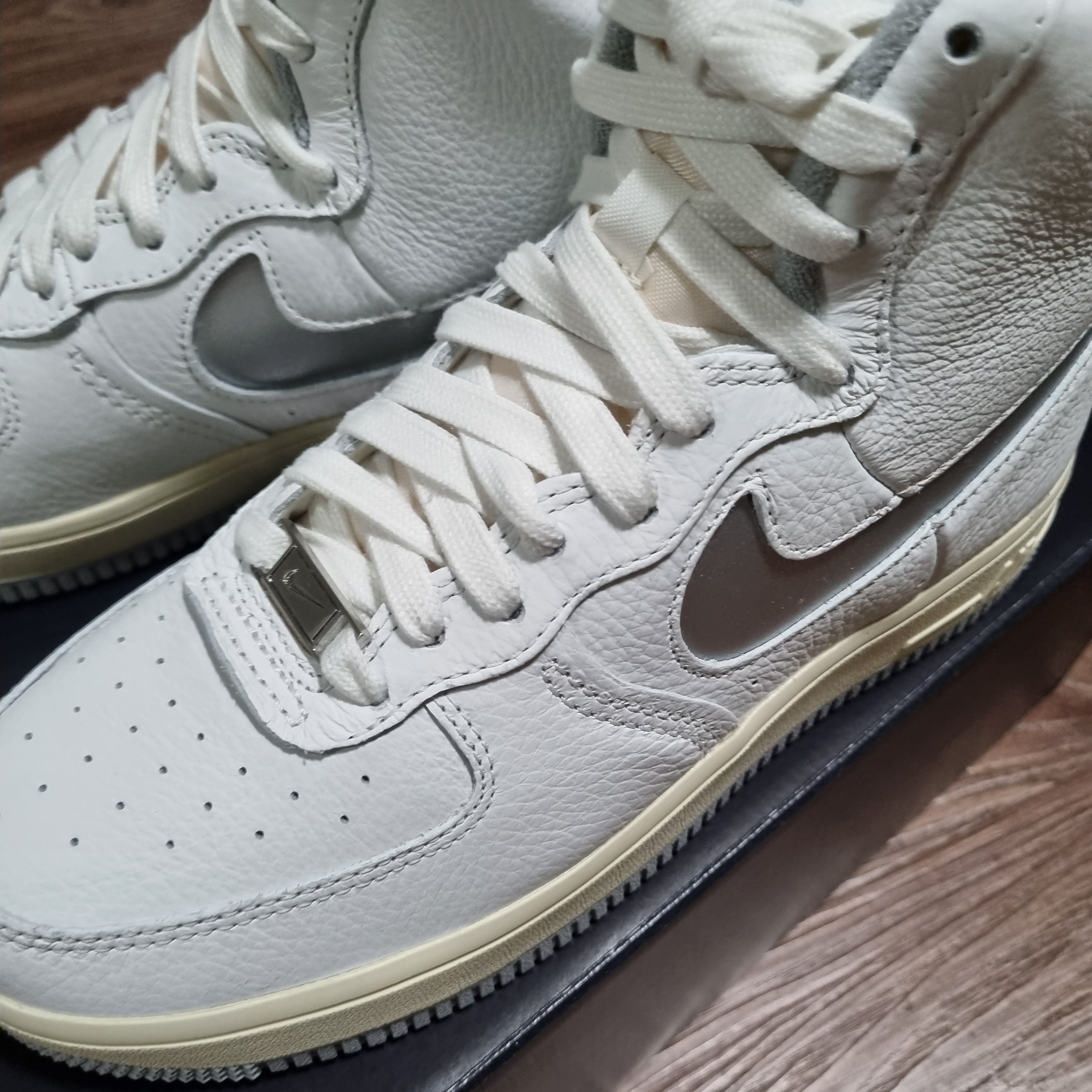 (W) Nike Air Force 1 High Sculpt Silver 착용 스타일 - 2