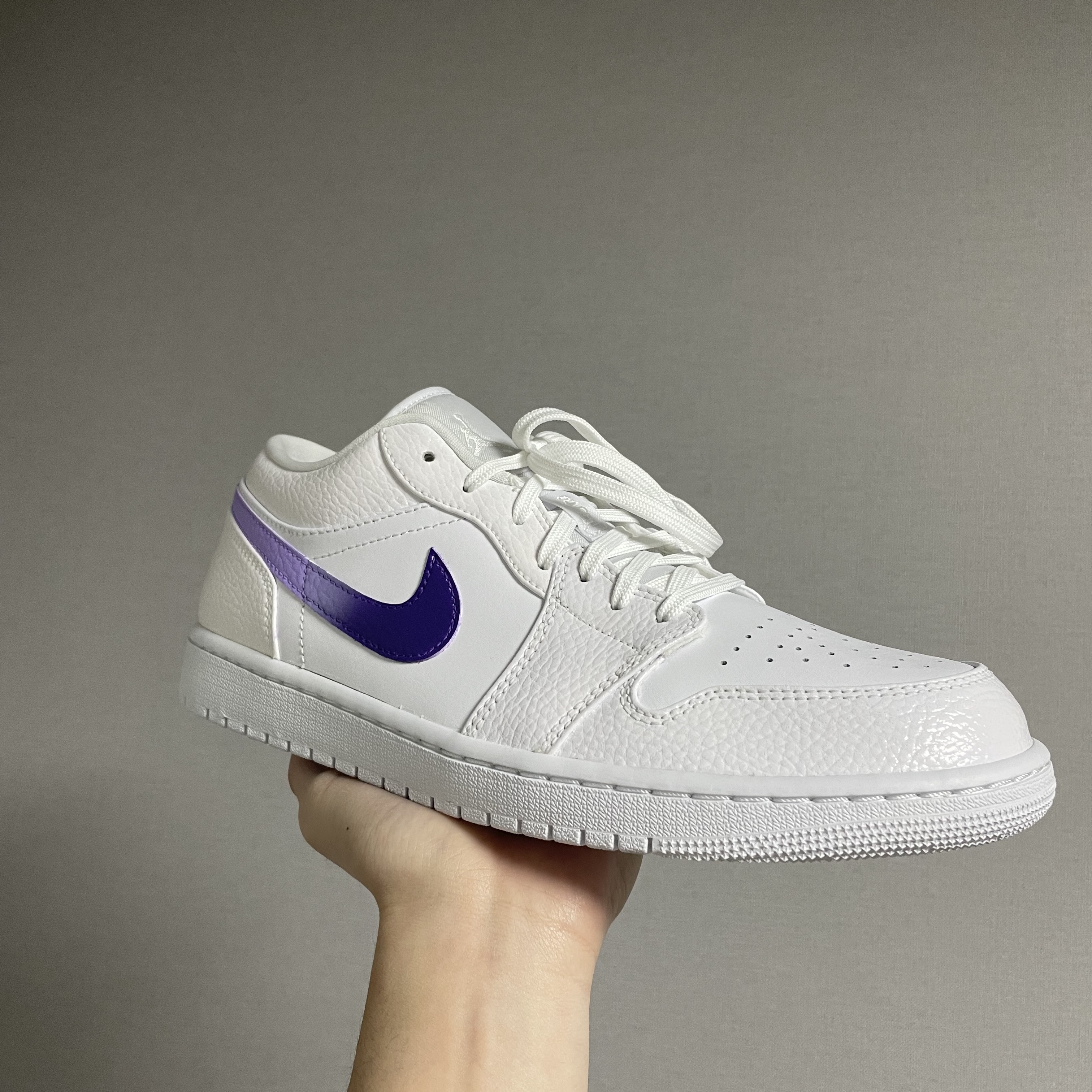 Jordan 1 Low Triple White Tumbled Leather 2020 착용 스타일 - 1