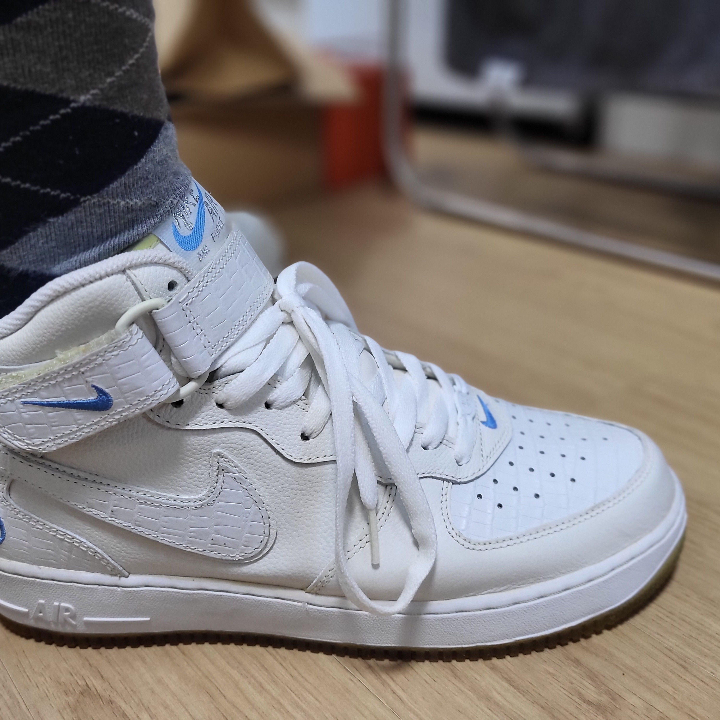 Nike Air Force 1 Mid '07 White, Nike Air Force 1 Mid QS NYC White Midnight Navy 착용 스타일 - 5