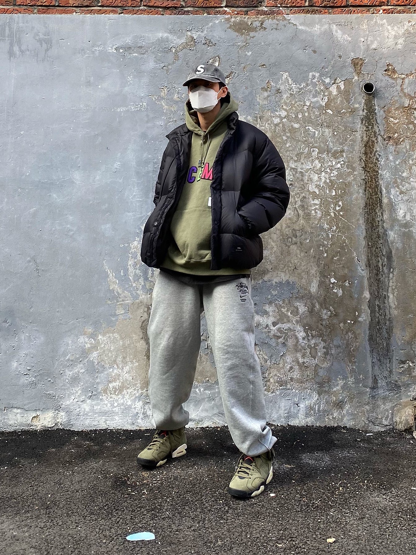 Supreme Pigment Print S Logo 6-Panel Black - 20SS, Supreme x WTAPS Sic'em! Hooded Sweatshirt Light Olive - 21FW 착용 스타일 - 1