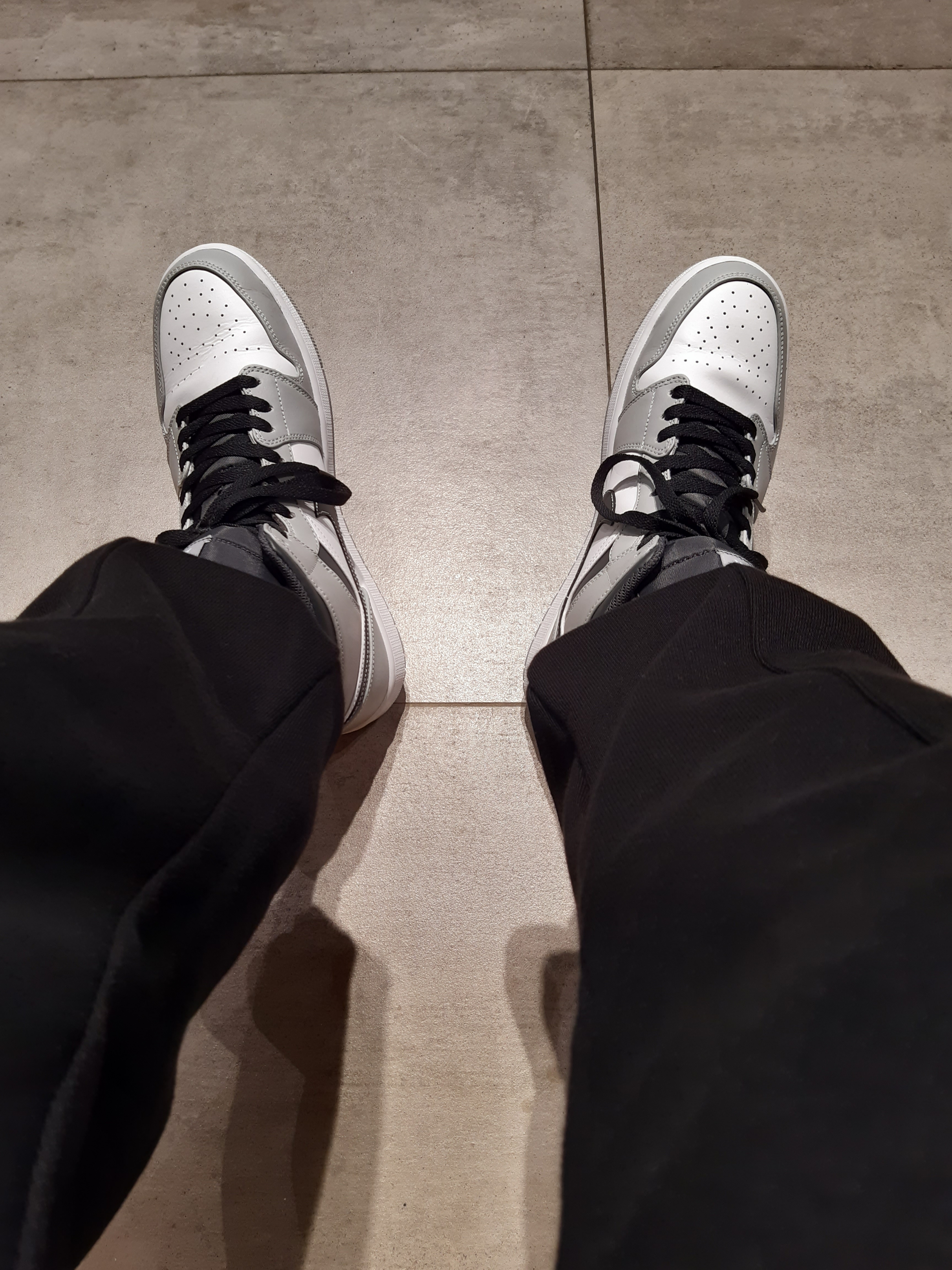 Jordan 1 Mid Light Smoke Grey Anthracite 착용 스타일 - 2