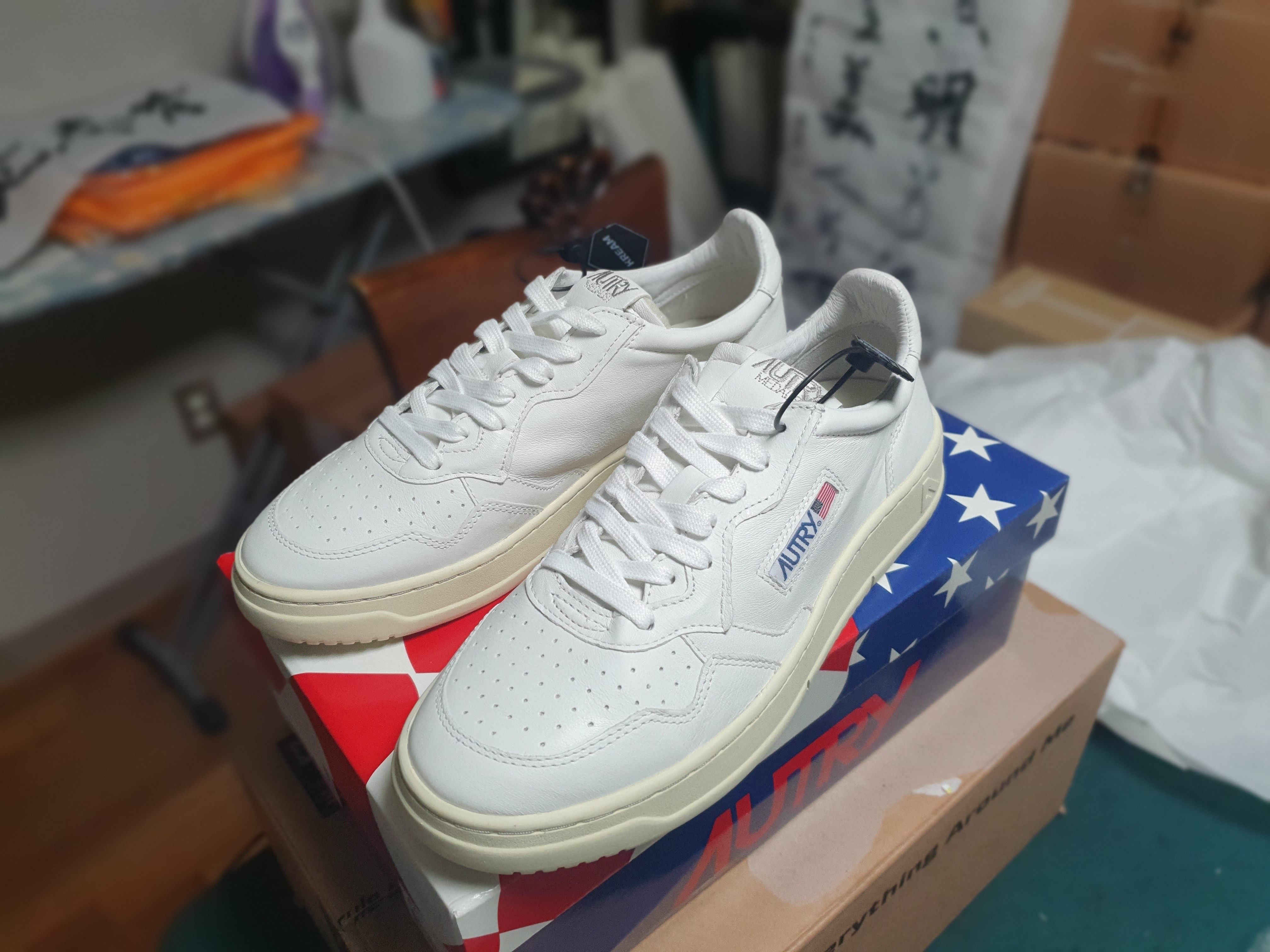 Autry Medalist Low Goatskin Sneakers White 착용 스타일 - 1