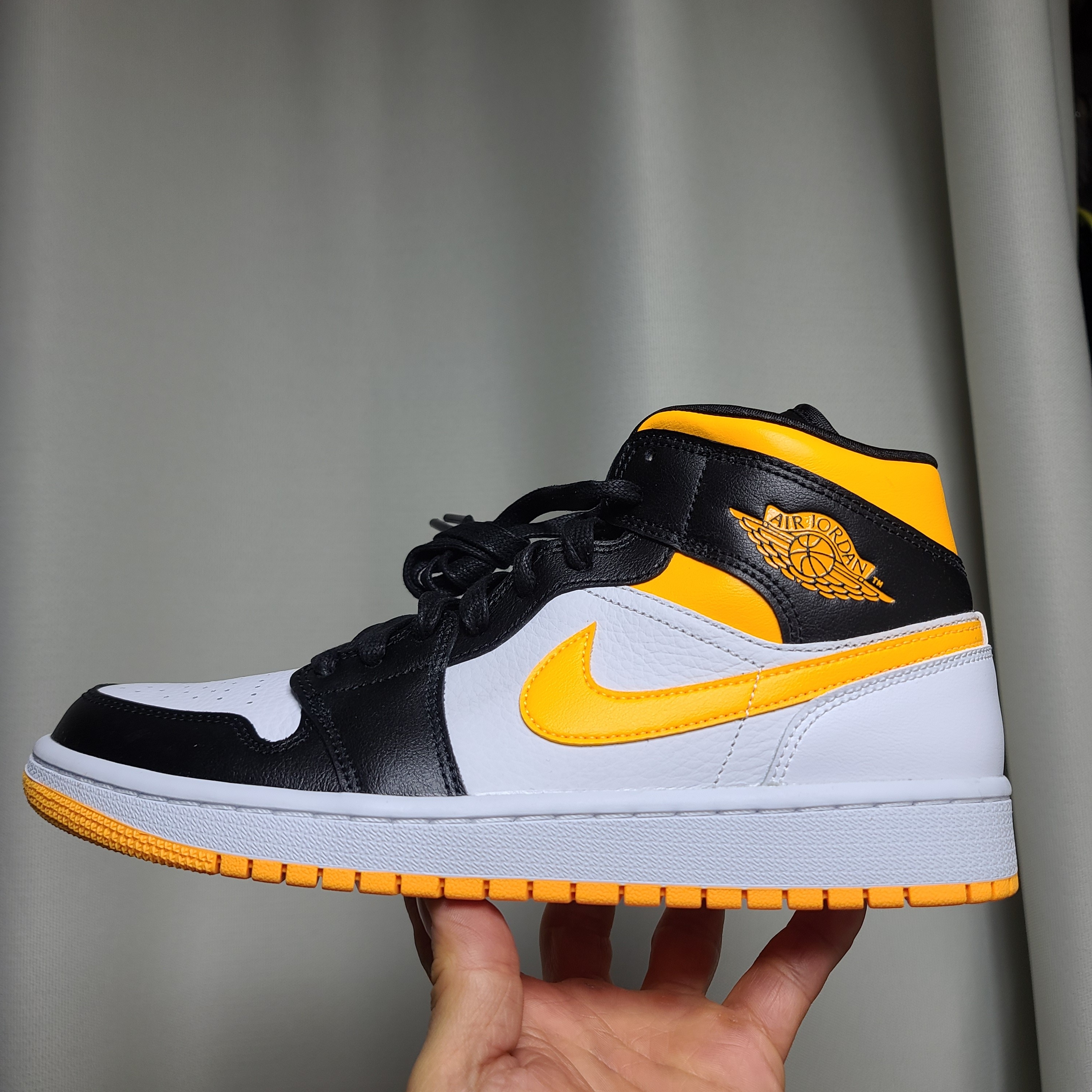 (W) Jordan 1 Mid SE Laser Orange 착용 스타일 - 2