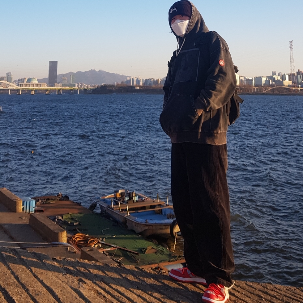 Nike x Off-White Dunk Low University Red, Nike x Stussy Cuff Beanie Black 착용 스타일