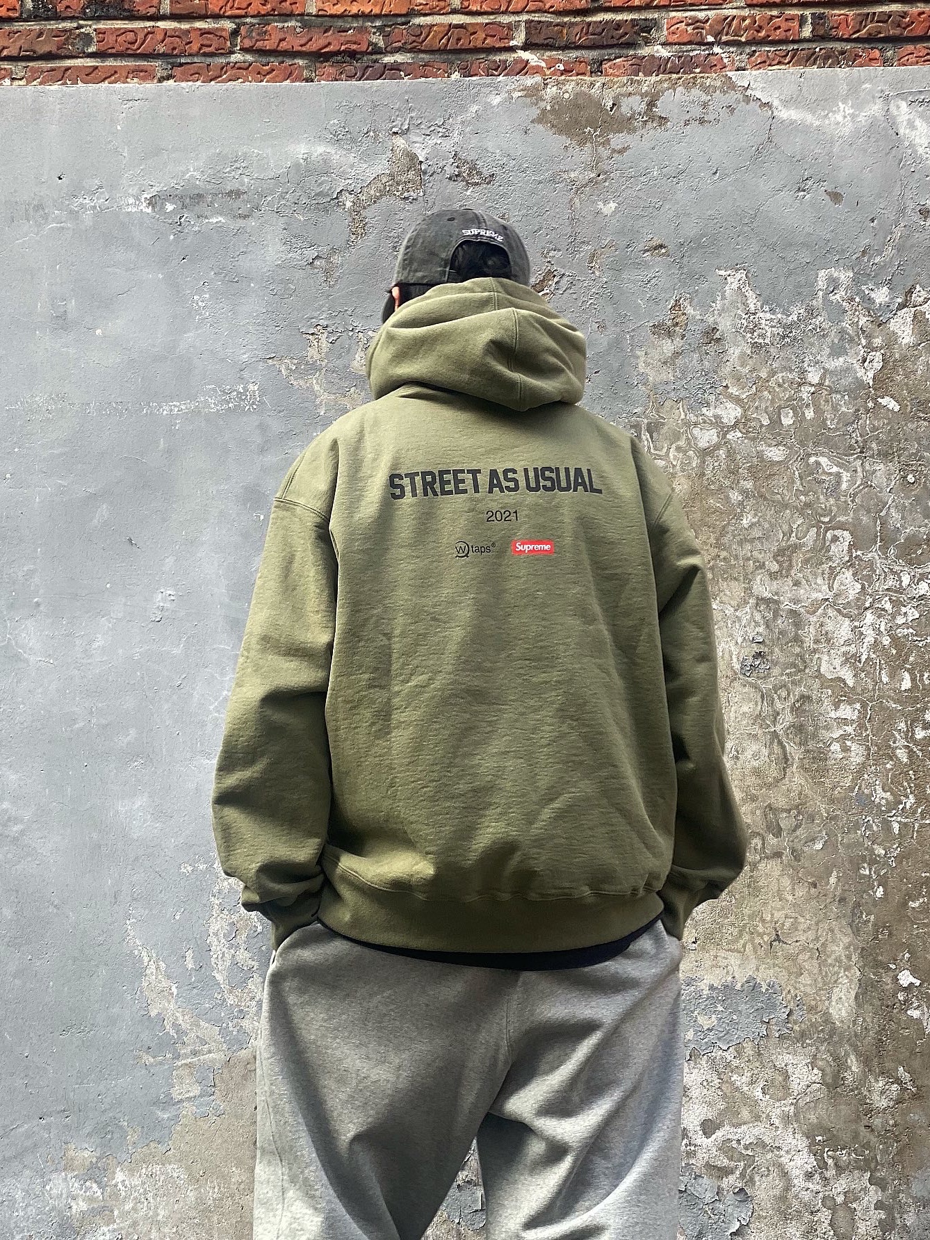 Supreme Pigment Print S Logo 6-Panel Black - 20SS, Supreme x WTAPS Sic'em! Hooded Sweatshirt Light Olive - 21FW 착용 스타일 - 3