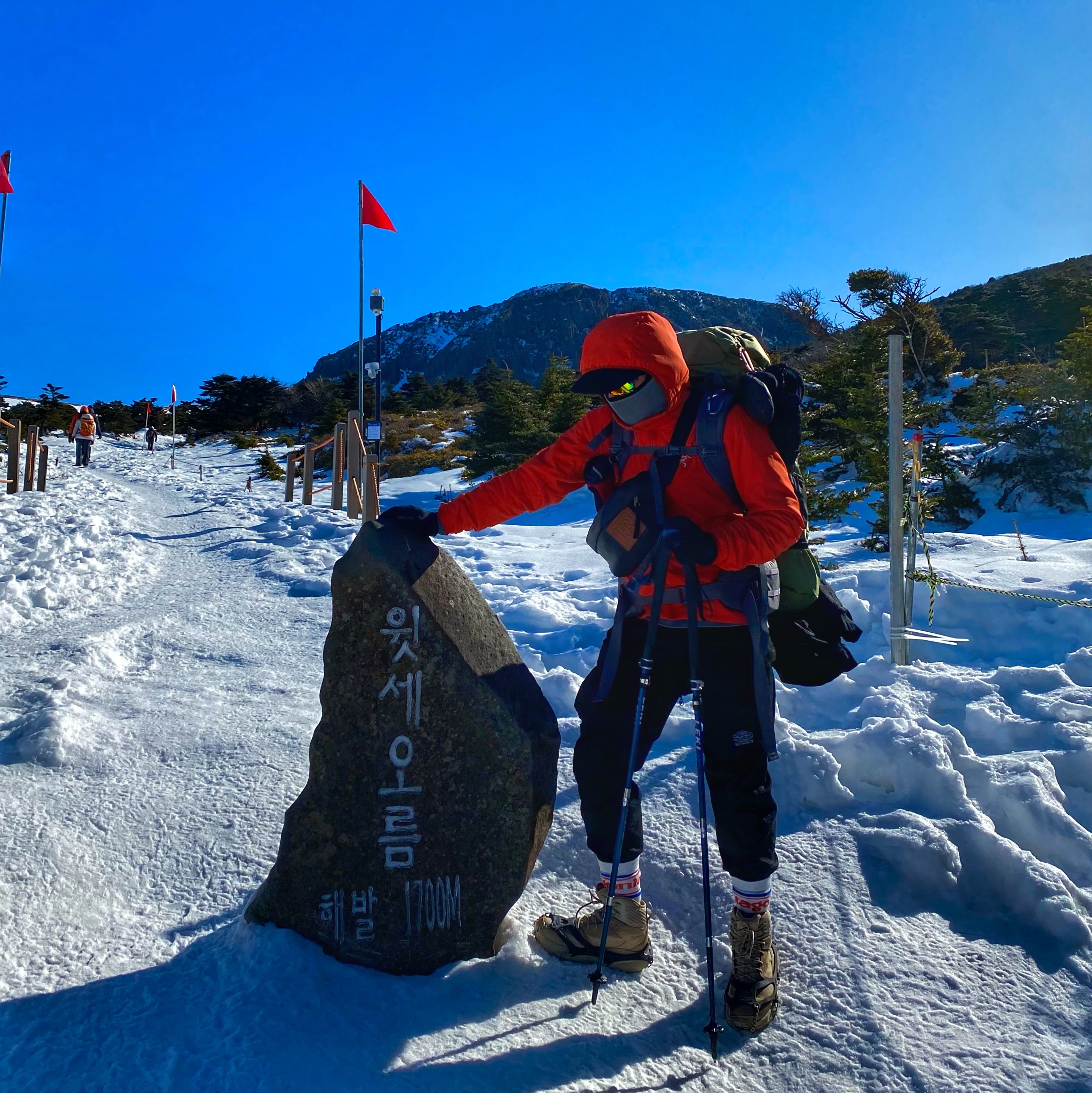Arc'teryx Proton LT Hoody Black, Hoka Kaha Gore-Tex Tan 착용 스타일 - 3