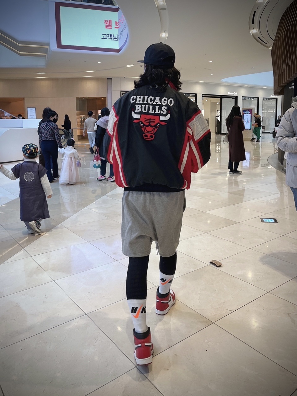 Essentials The Core Collection Sweatshorts Heather Oatmeal, Jordan 1 Retro High OG Chicago 2015 착용 스타일 - 4