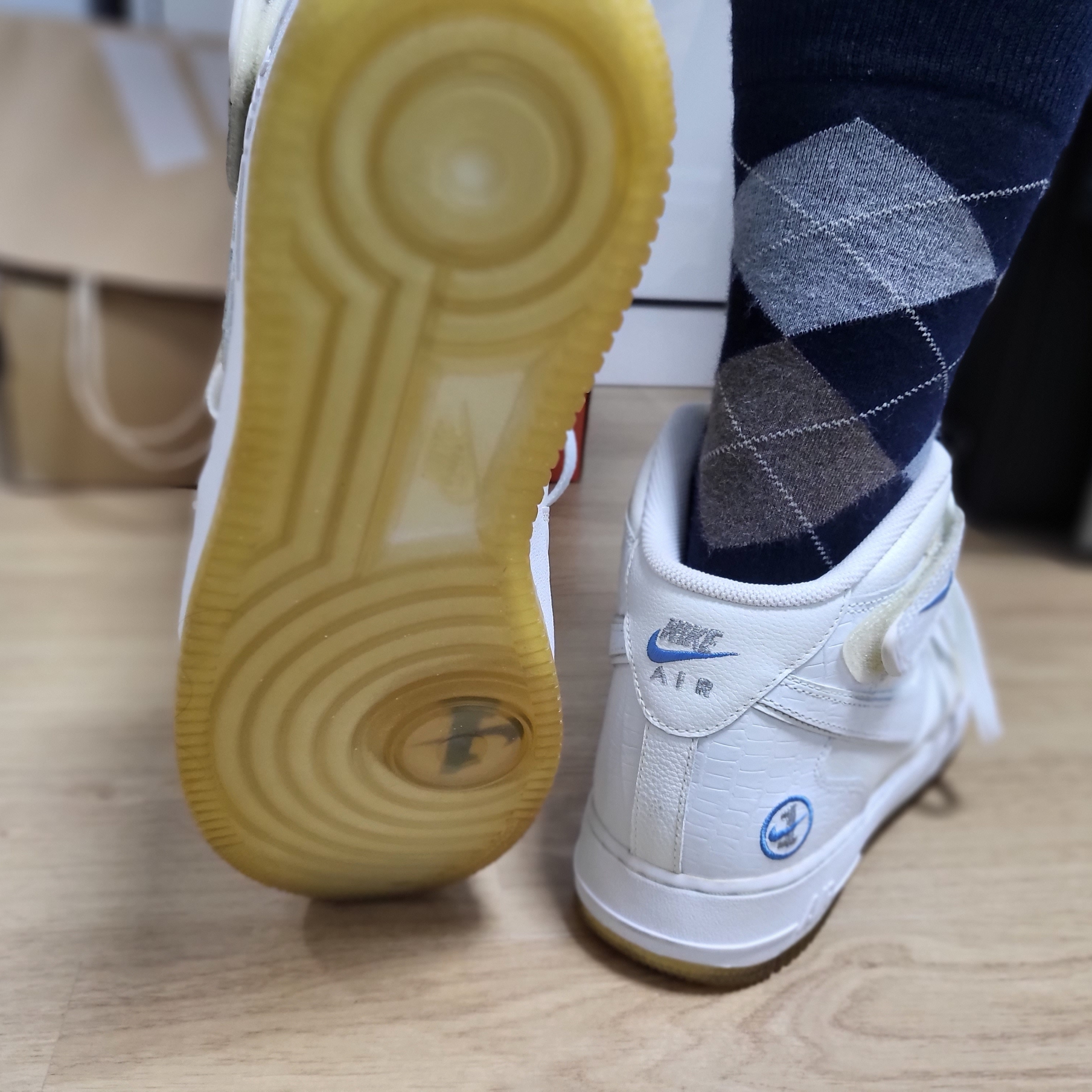 Nike Air Force 1 Mid '07 White, Nike Air Force 1 Mid QS NYC White Midnight Navy 착용 스타일 - 4