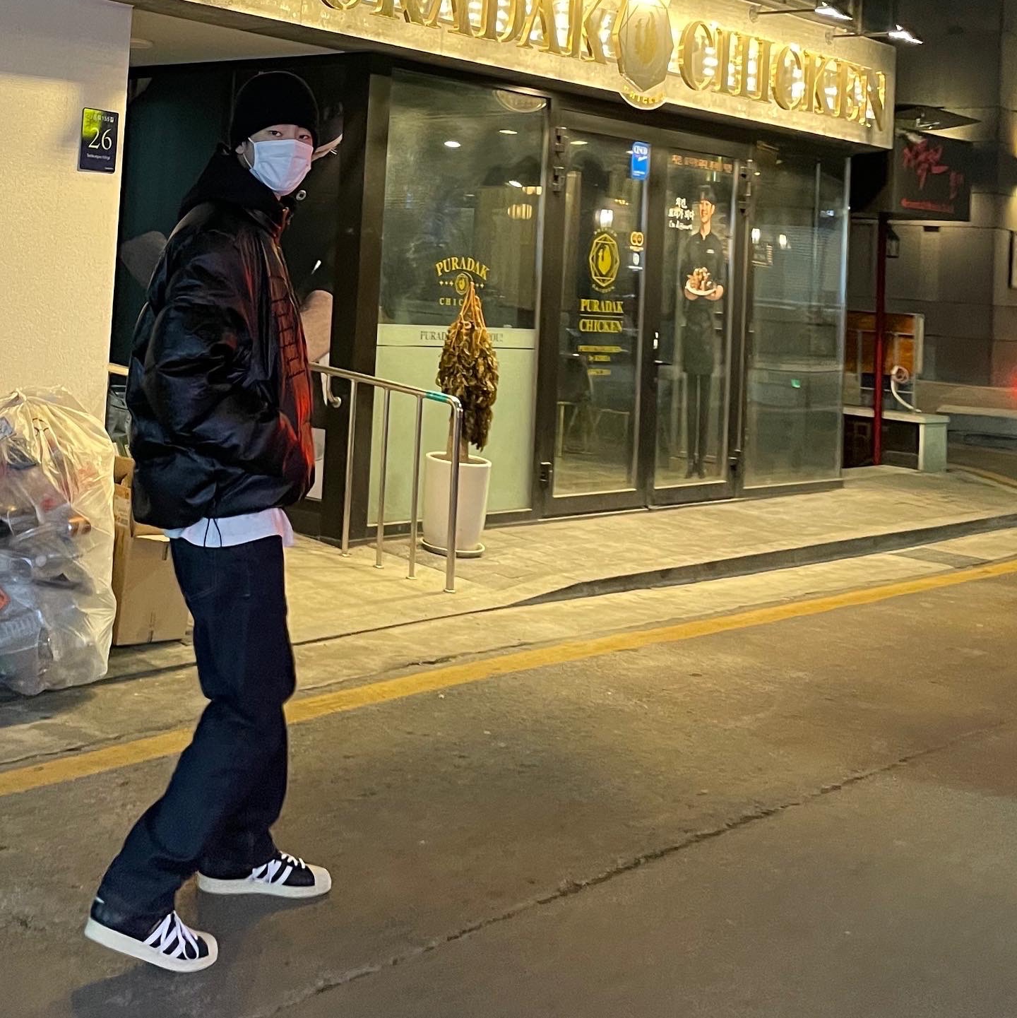 Adidas Superstar Premium Black White 착용 스타일