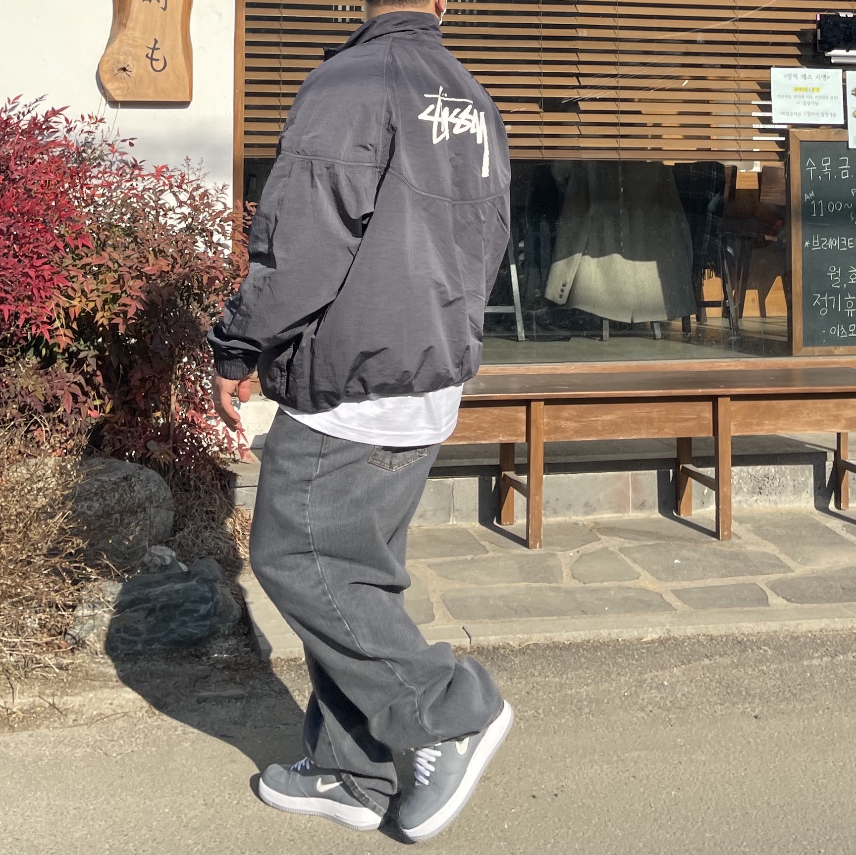 Nike x Stussy Windrunner Jacket Off Noir, Nike Air Force 1 Mid QS NYC Cool Grey 착용 스타일