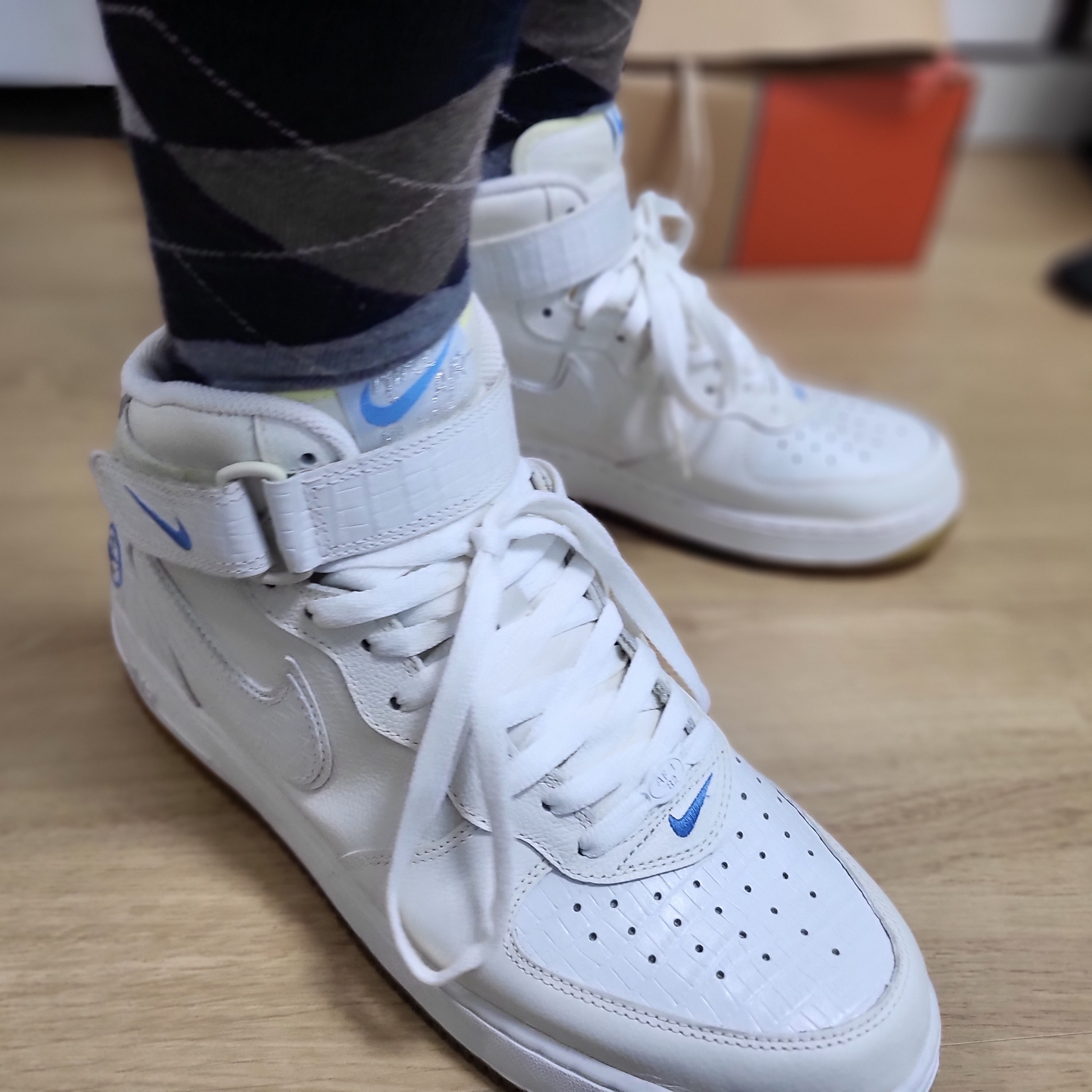 Nike Air Force 1 Mid '07 White, Nike Air Force 1 Mid QS NYC White Midnight Navy 착용 스타일 - 3