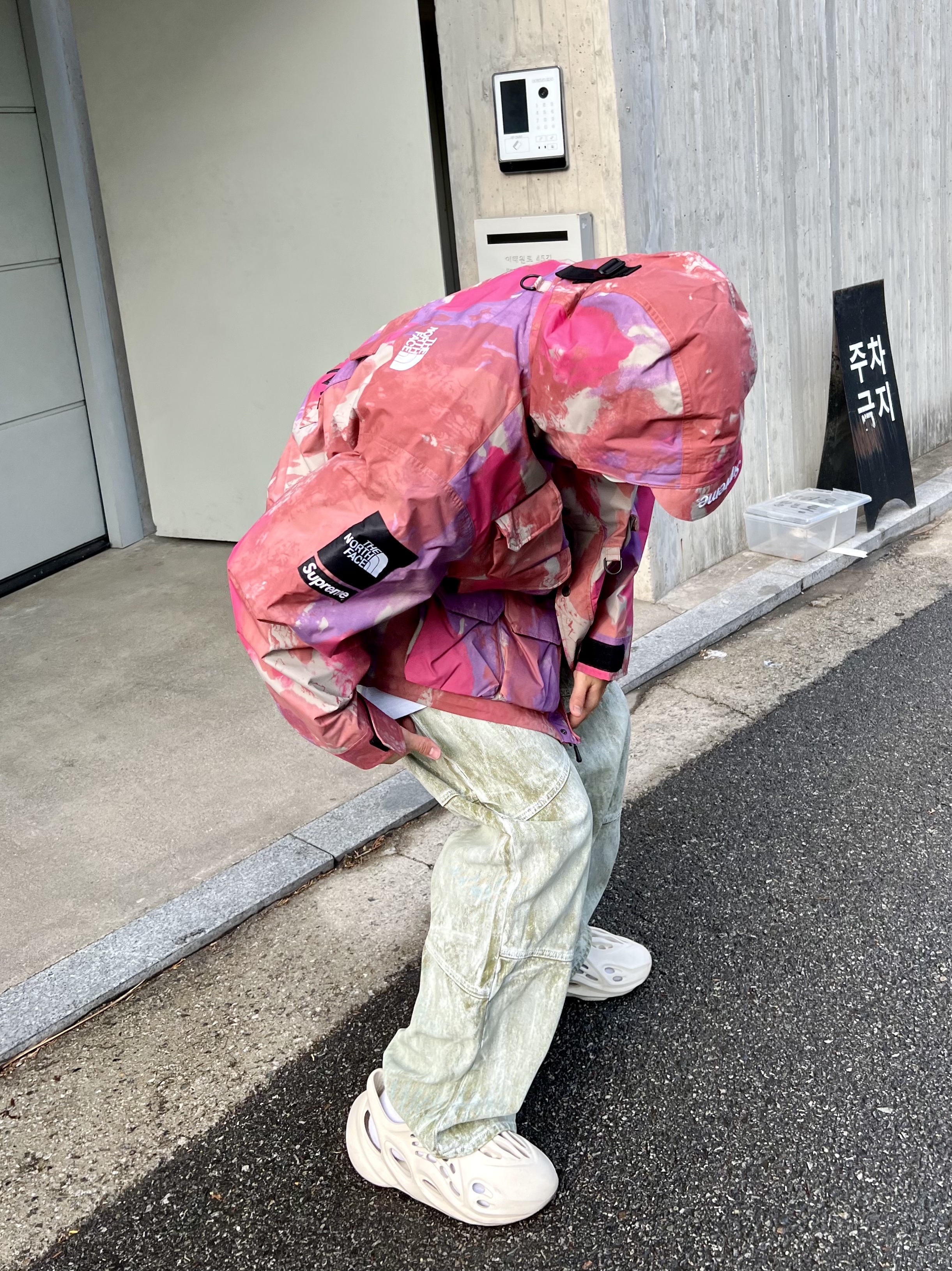 Supreme x The North Face Cargo Jacket Multi-Color - 20SS, Adidas Yeezy Foam RNNR Sand 착용 스타일 - 3
