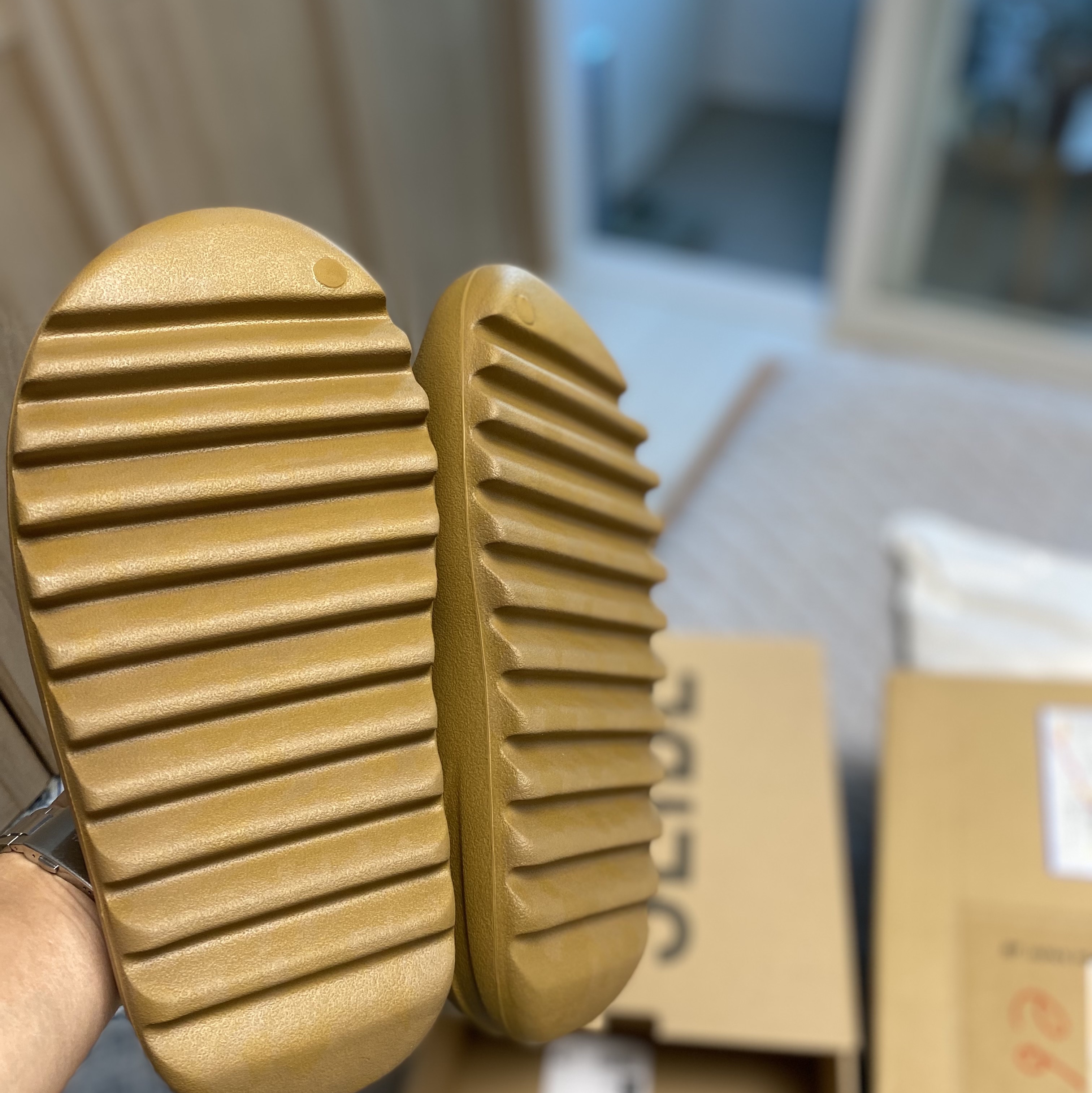Adidas Yeezy Slide Ochre 착용 스타일 - 4