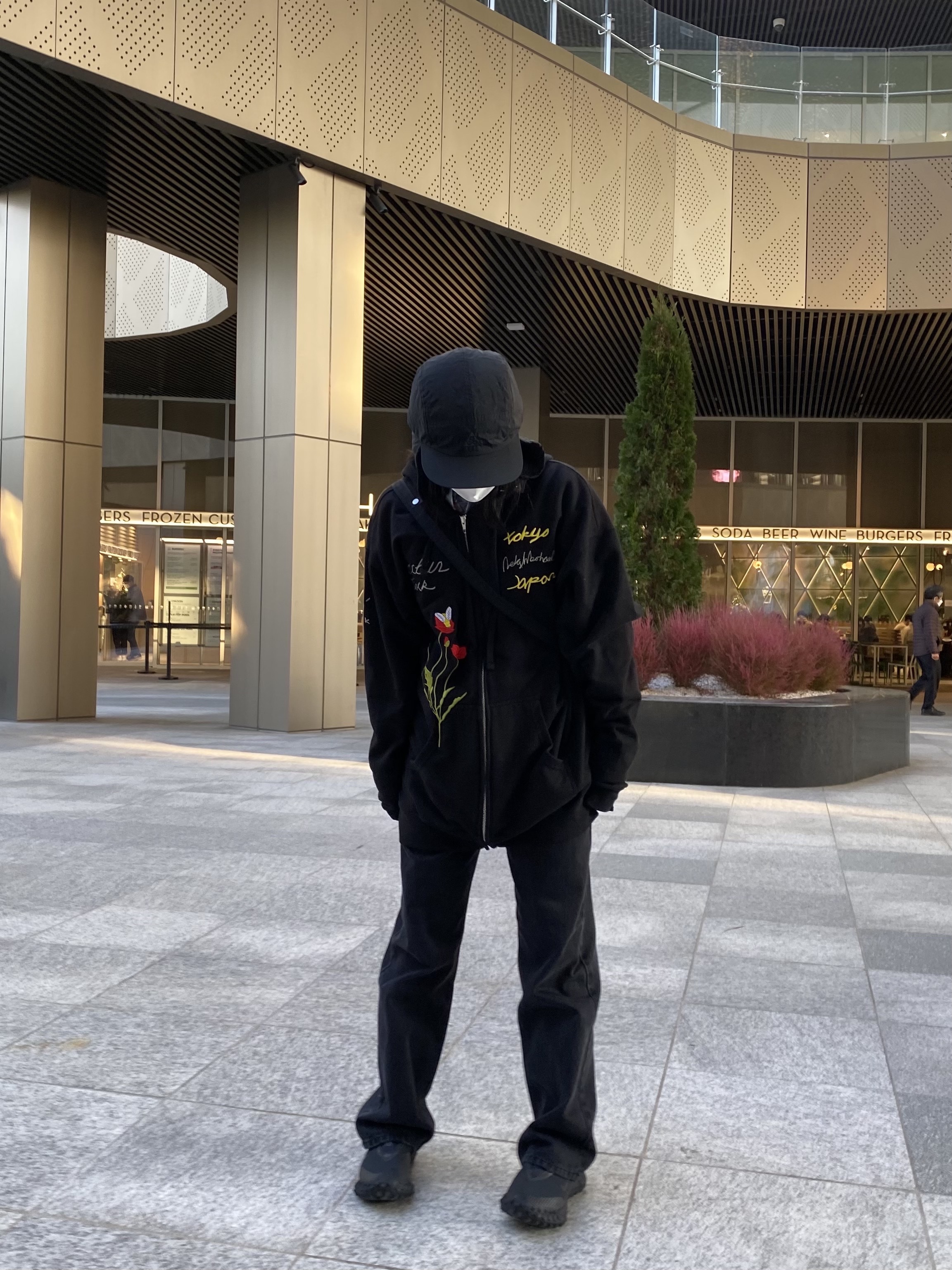 Nike ACG Mountain Fly Gore-Tex Black and Dark Grey, Nike ACG Warm AW84 Cap Black Anthracite 착용 스타일