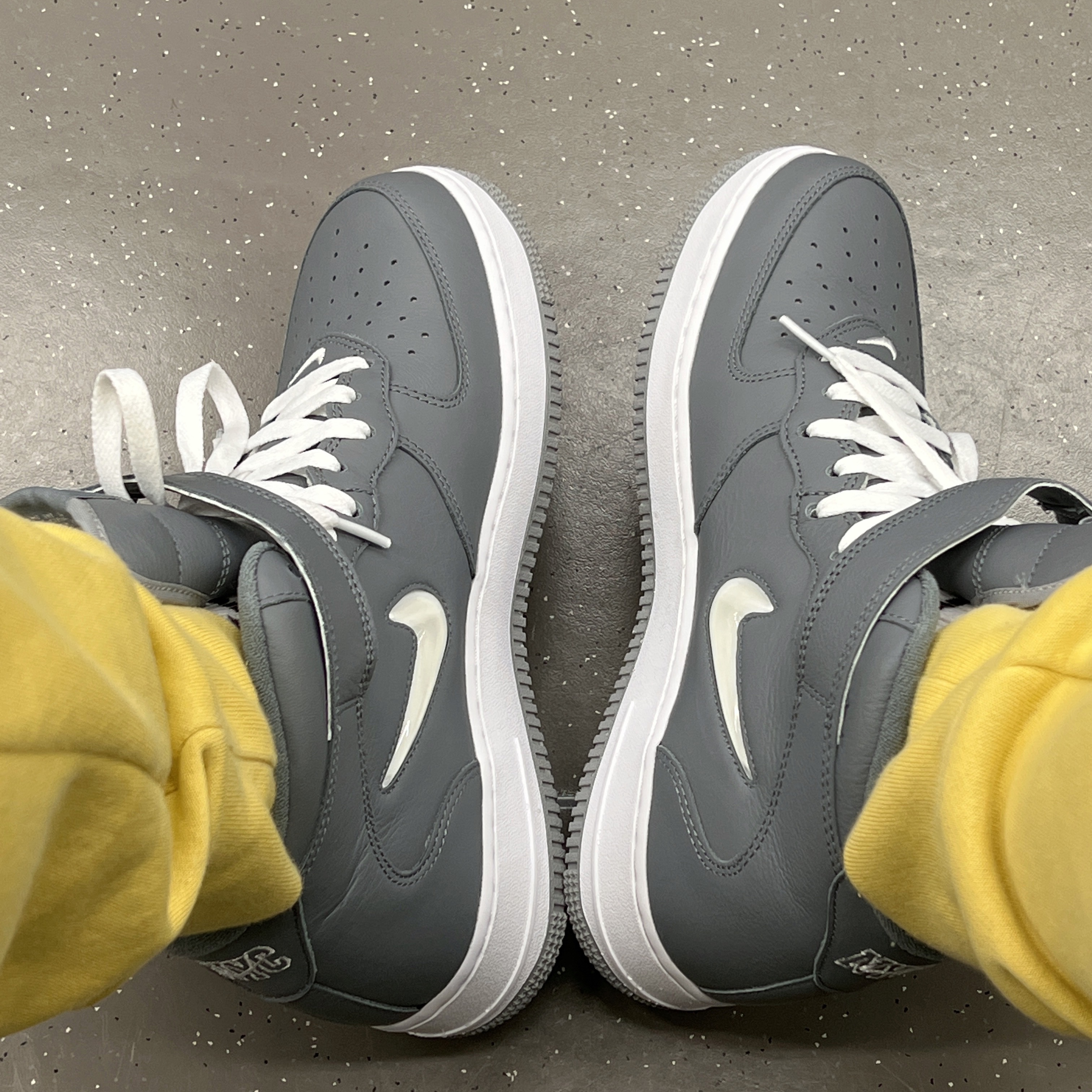 Nike Air Force 1 Mid QS NYC Cool Grey 착용 스타일