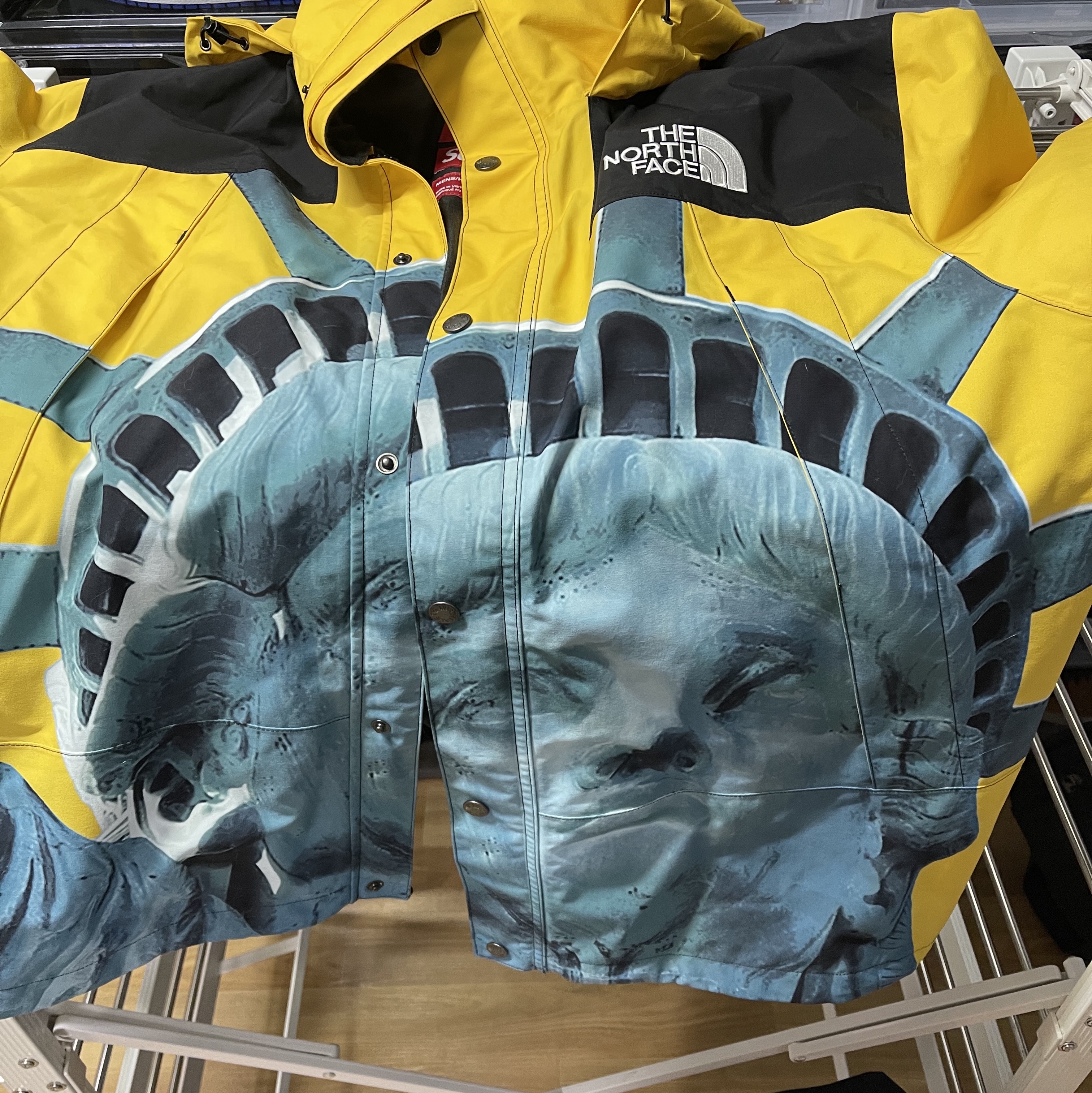 Supreme x The North Face Statue of Liberty Mountain Jacket Yellow - 19FW 착용 스타일 - 1