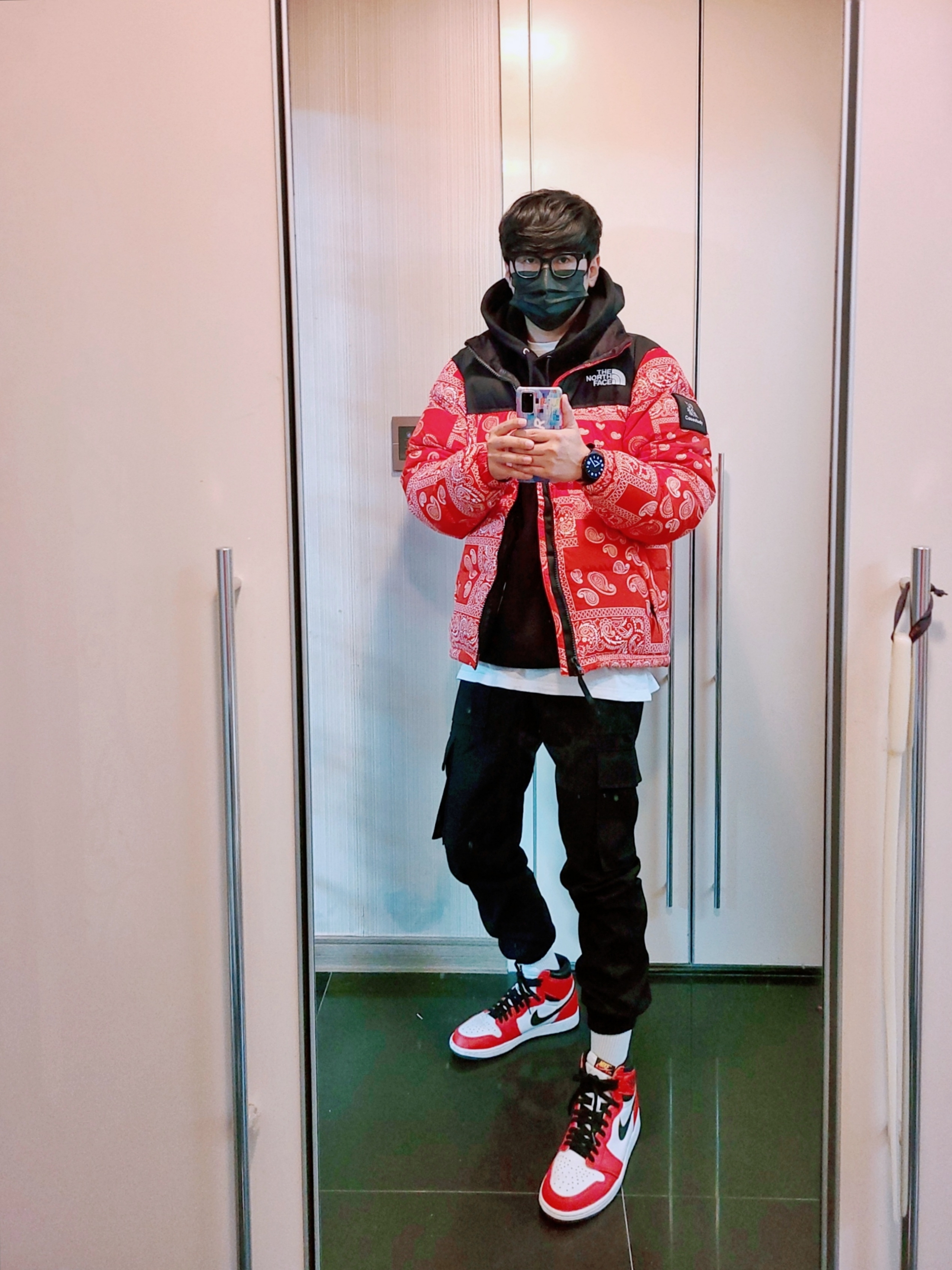 The North Face Nuptse Down Jacket Red, Jordan 1 Retro High OG Light Fusion Red 착용 스타일